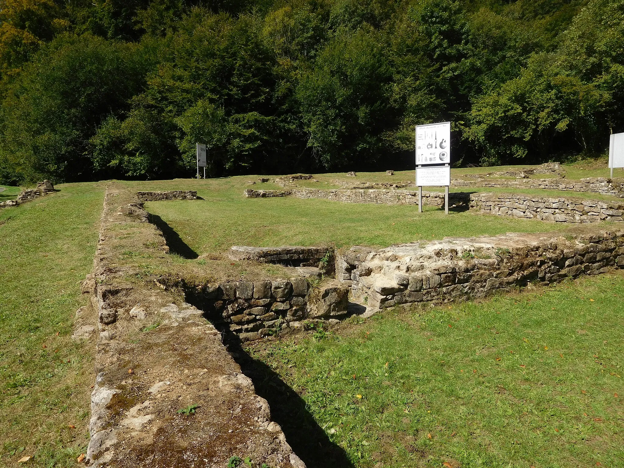 Photo showing: Vestiges d'un relais de poste sur la chaussee romaine Reims-Trèves, à Chameleux (Belgique)