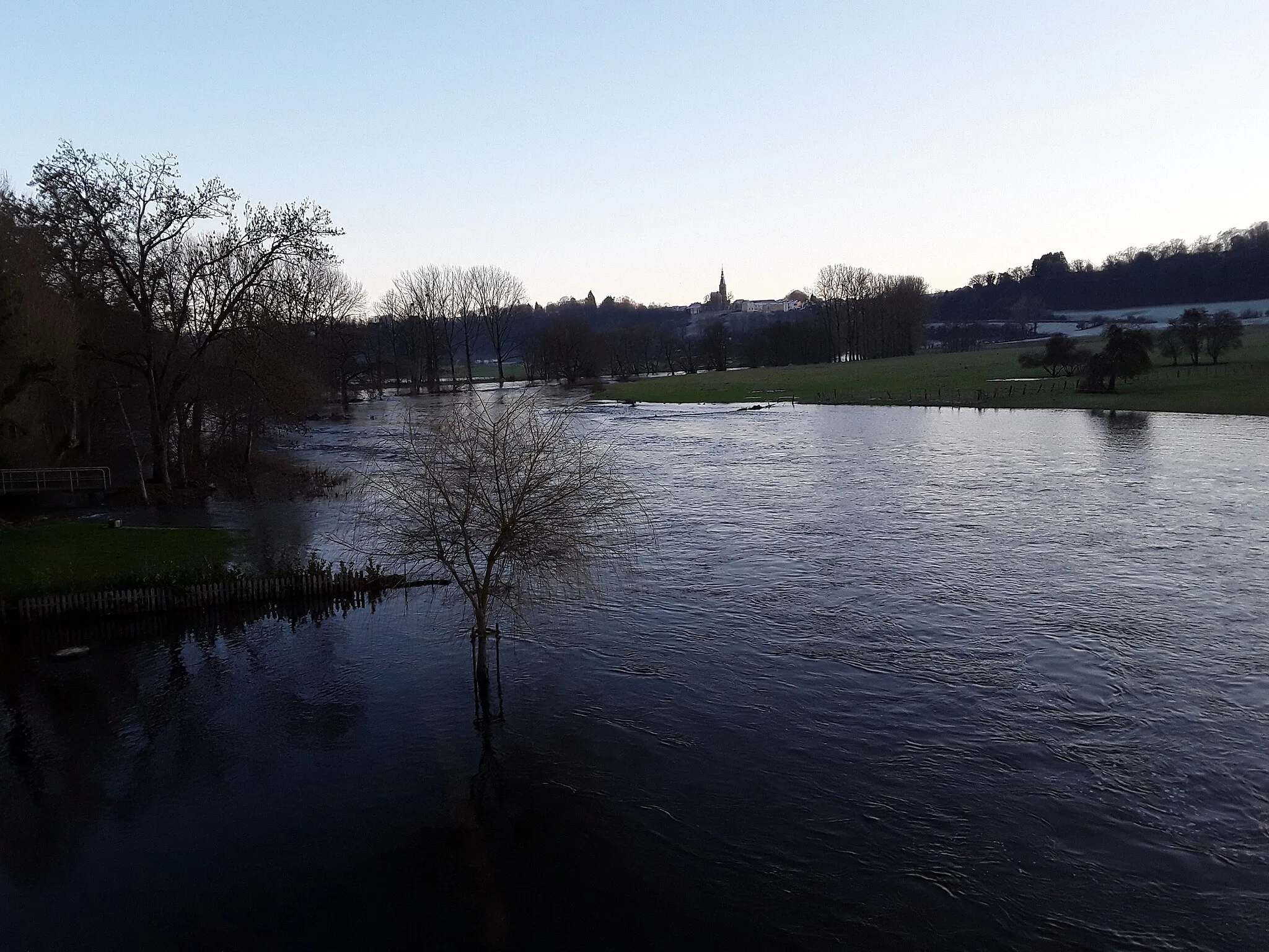 Photo showing: La Semois en crue à Martué, avec Florenville à l'horizon. Photo prise du pont de Martué.