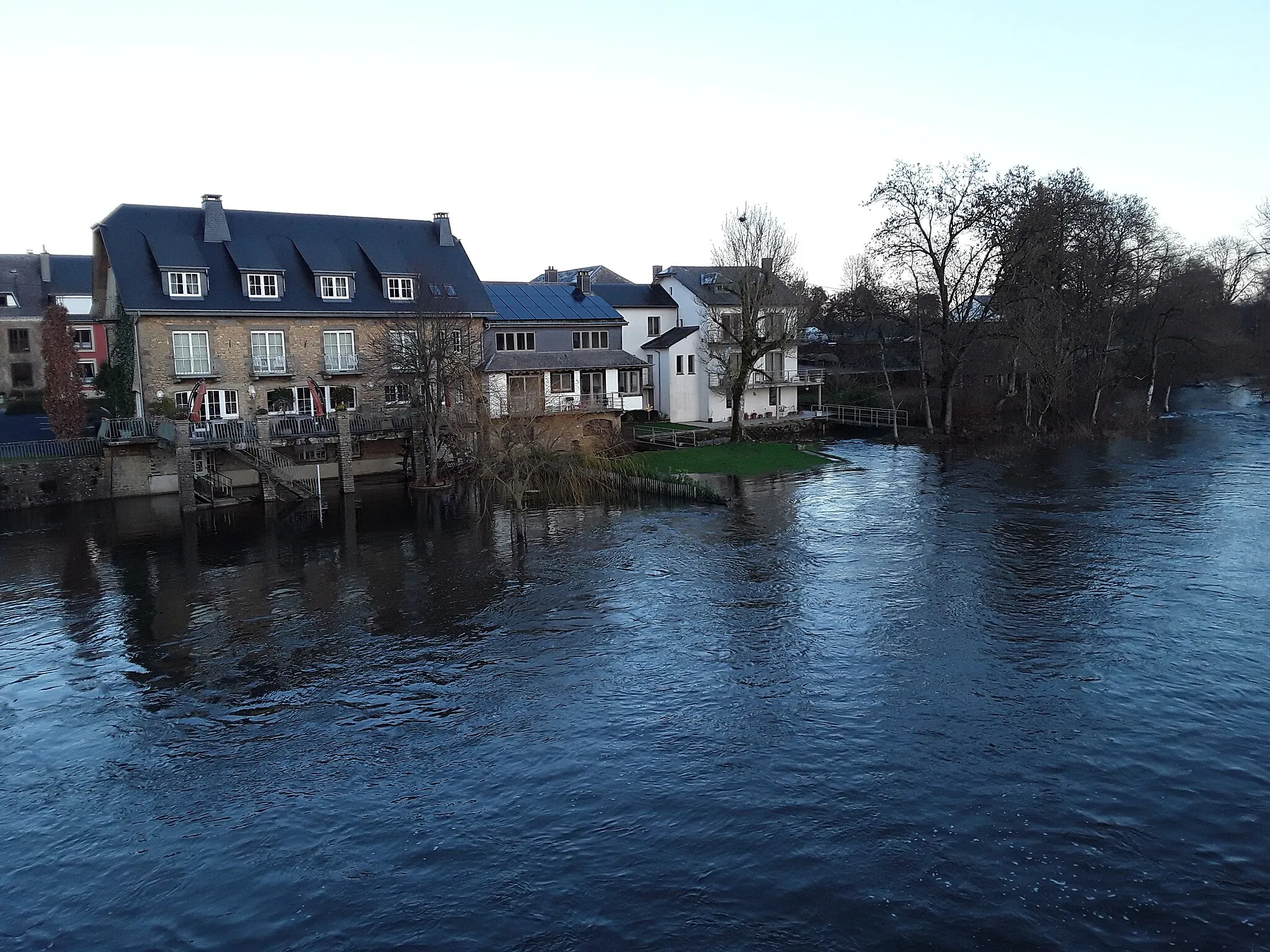 Photo showing: La Semois en crue à Martué, avec à gauche l'ancien moulin. Photo prise du pont de Martué.