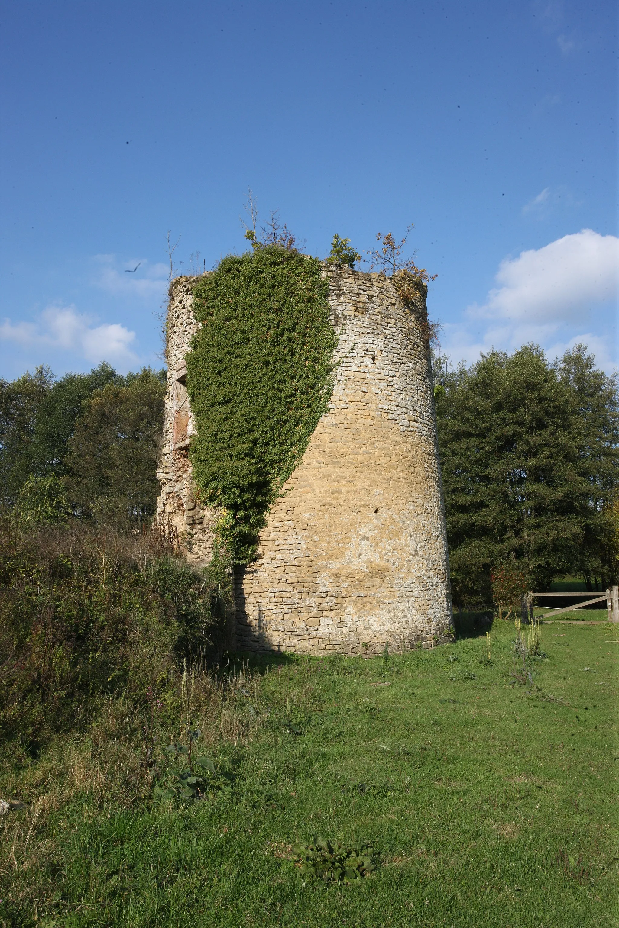 Photo showing: This building is indexed in the base Mérimée, a database of architectural heritage maintained by the French Ministry of Culture, under the reference PA00078556 .