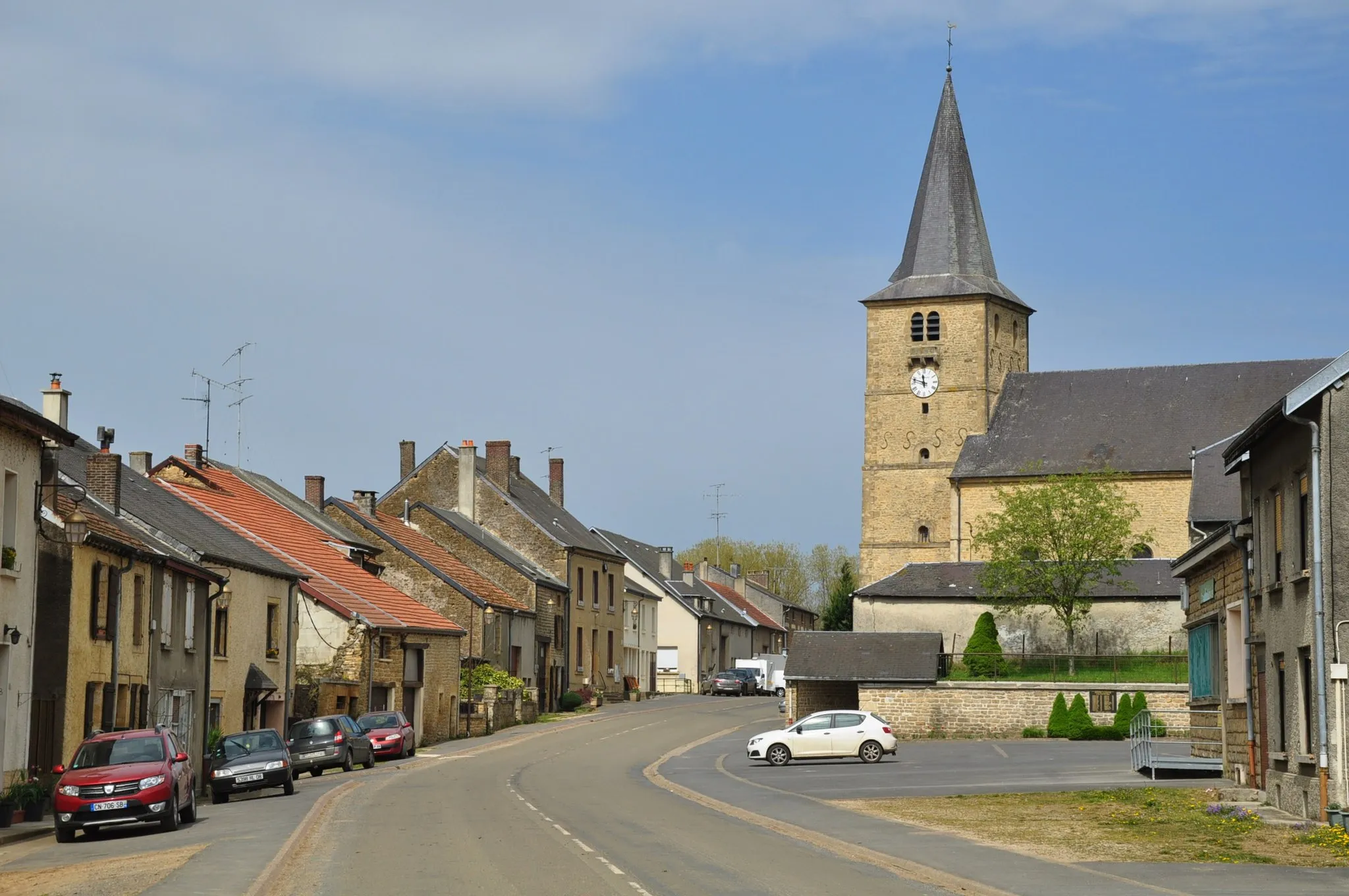 Photo showing: The Rue Principale (Main Street) and the church of St. Sebastian in Puilly-et-Charbeaux (Ardennes Department, Champagne-Ardenne region, France).