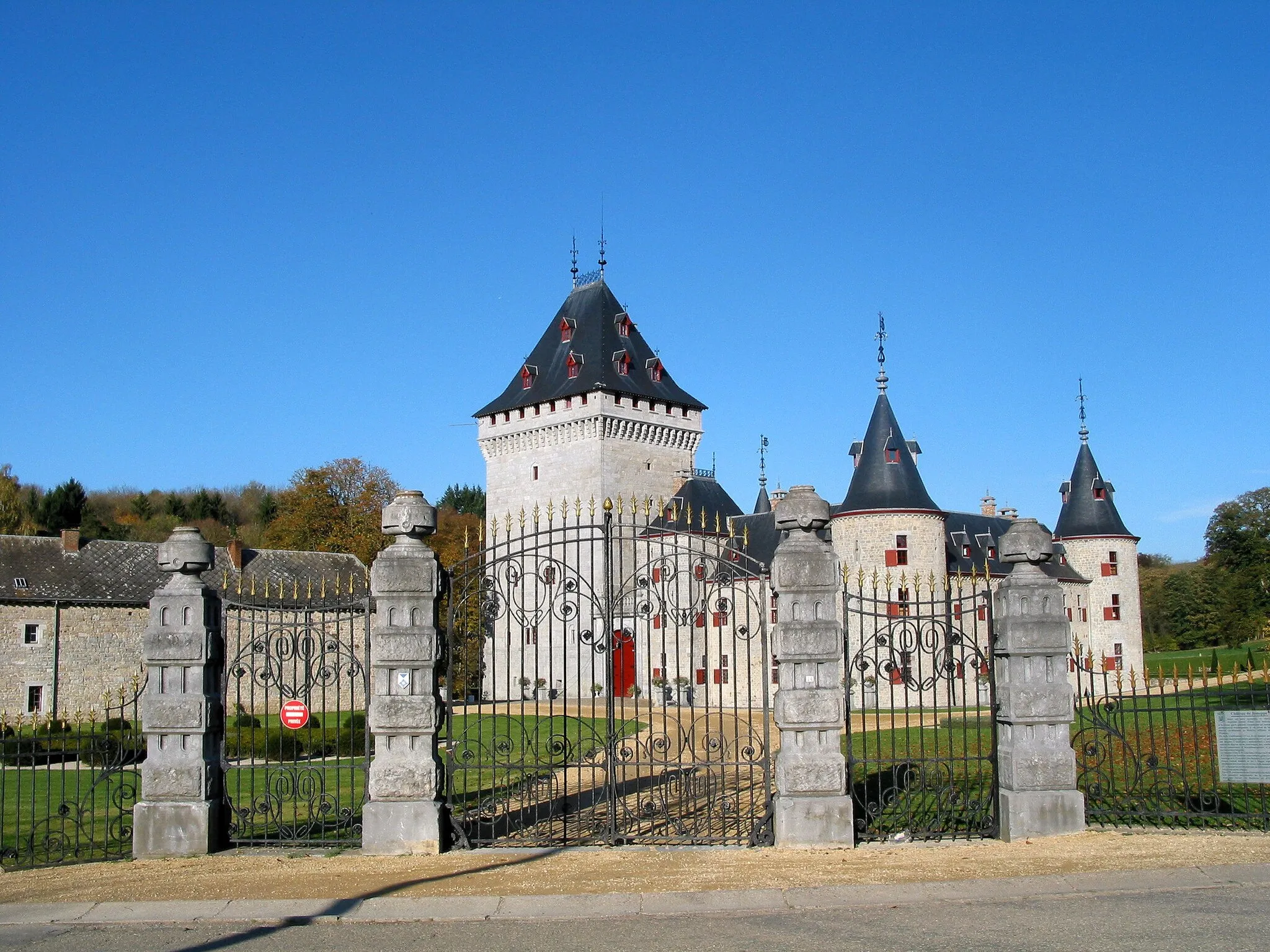 Photo showing: Hargimont (Belgium) : the Jemeppe Castle (XVIth century) and its keep (XIIIth century).