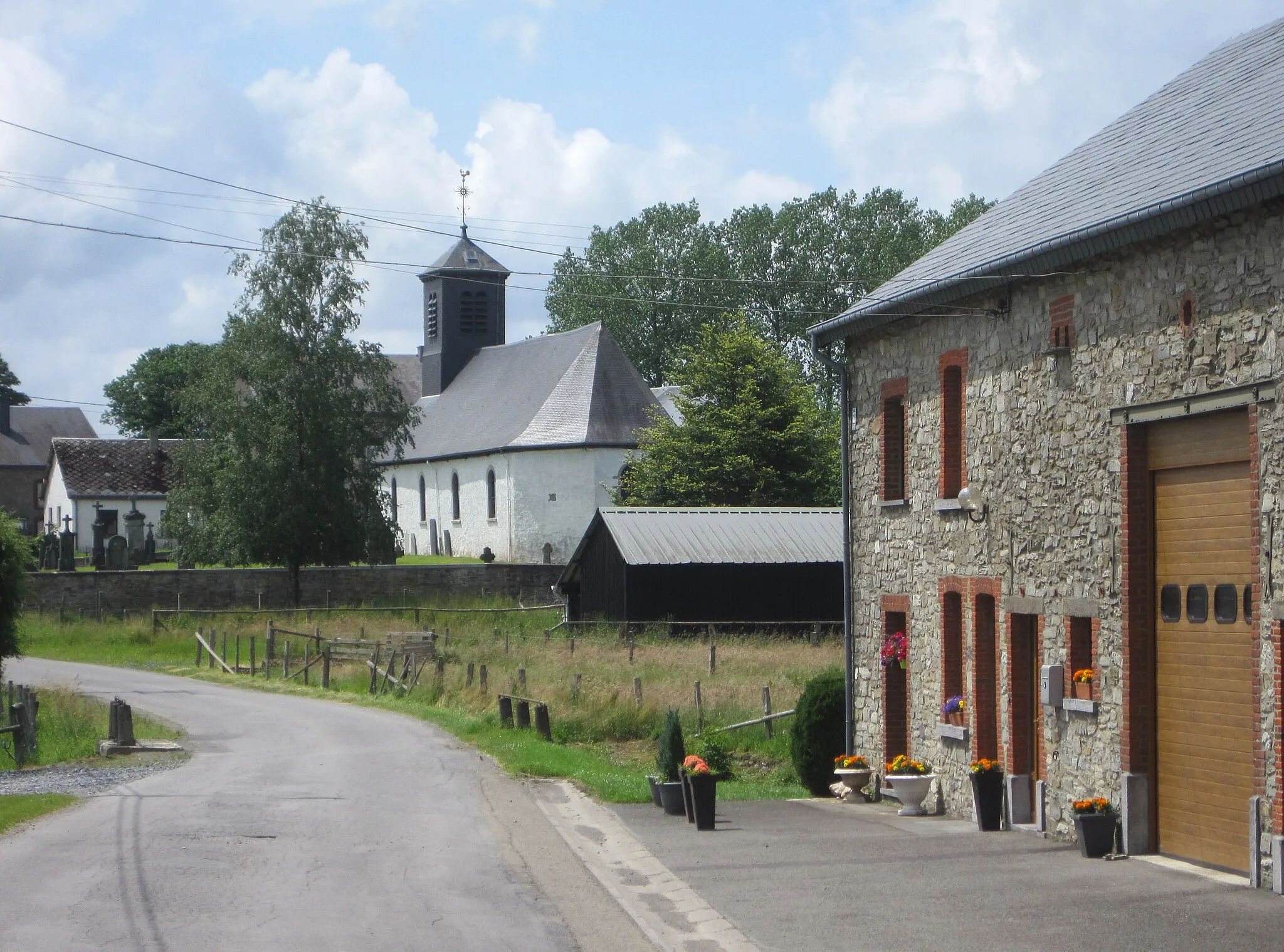 Photo showing: Rondu (Belgique), quartier de l'église Saint-Etienne.