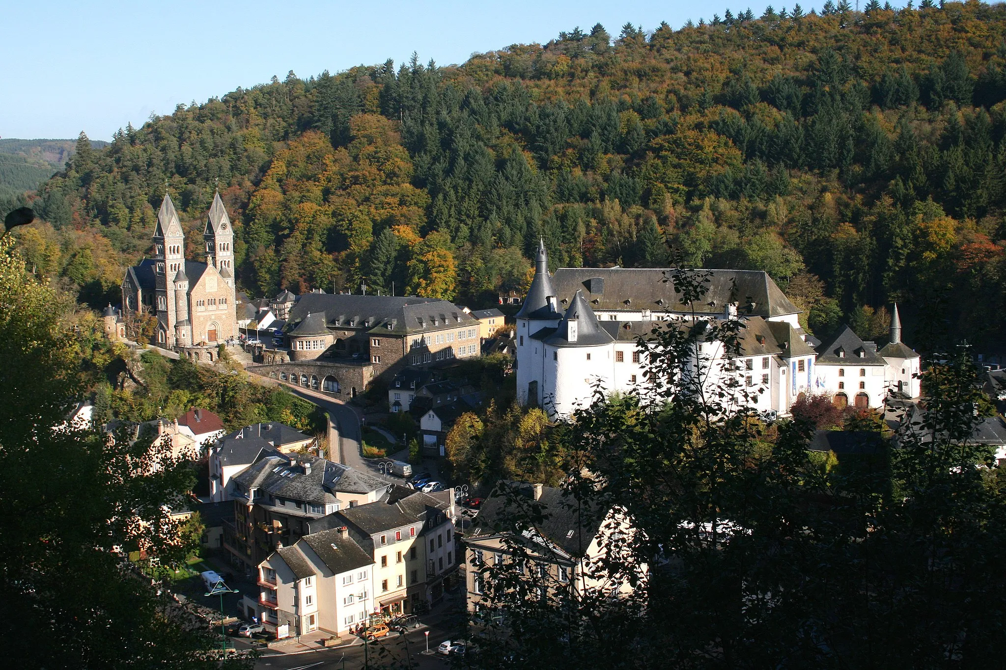 Photo showing: Clervaux (Luxembourg) - The city, the medieval castle (XIIth century) and the deanship's church (1910-1912).