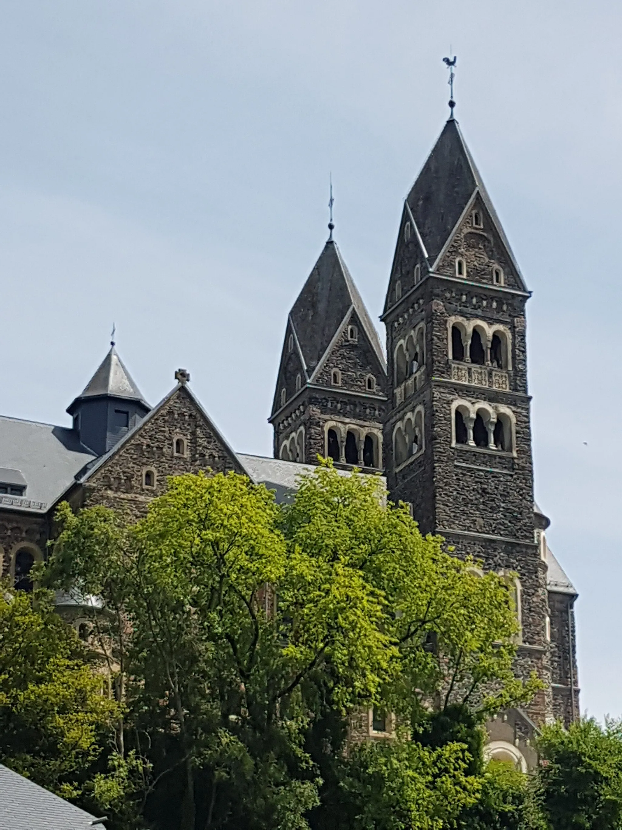 Photo showing: Roman Catholic Church in Clervaux (also: Church of St. Cosmas and Damian, lux .: Kierch zu Klierf; french: Église Saints-Côme-et-Damien, german: Kirche in Clerf or Kirche St. Cosmas und Damian) in the Montée de l'église (street) in the municipality of Clervaux' (lux.: Klierf, French: Clervaux).