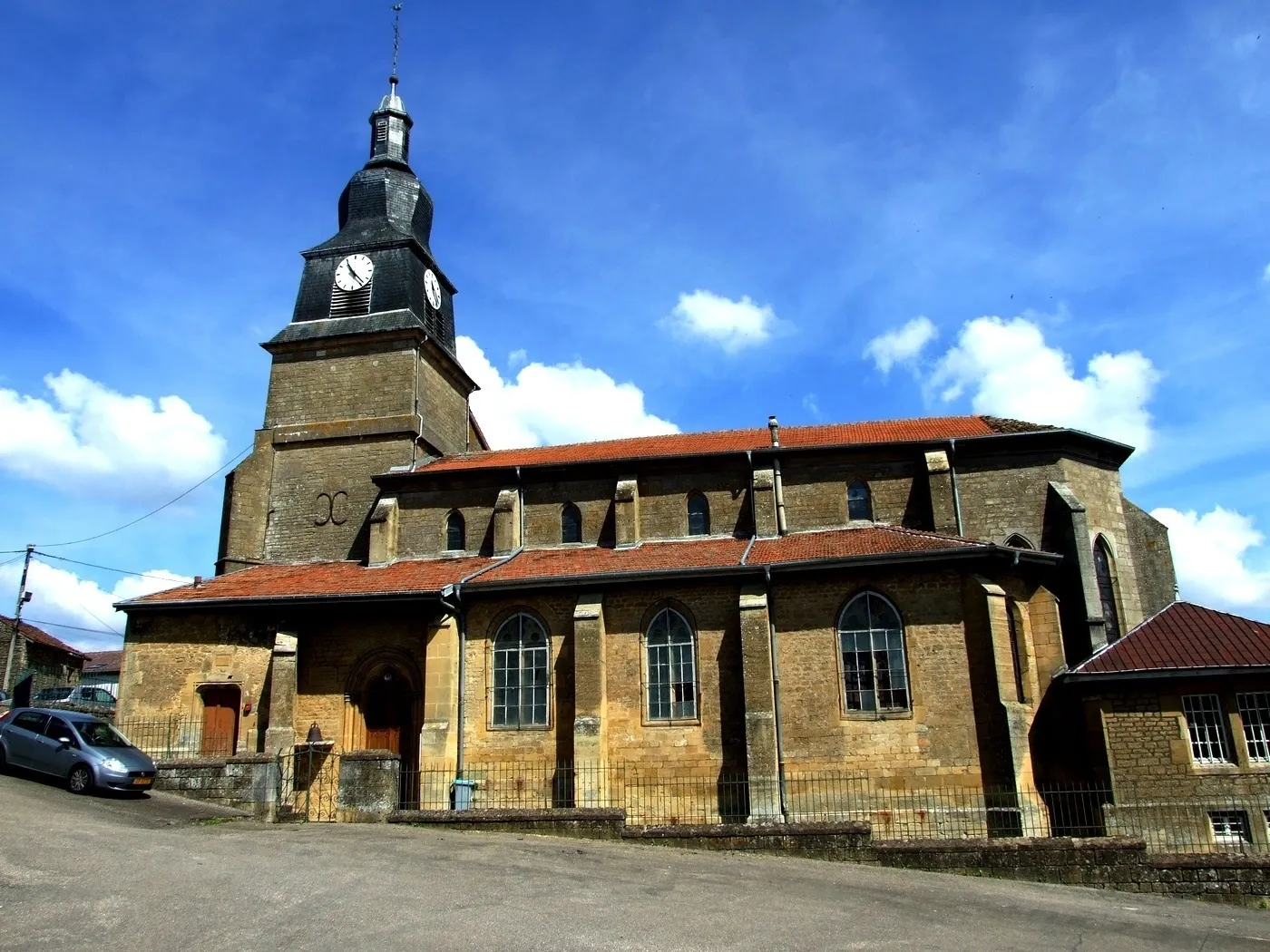 Photo showing: This building is indexed in the base Mérimée, a database of architectural heritage maintained by the French Ministry of Culture, under the reference PA00132646 .