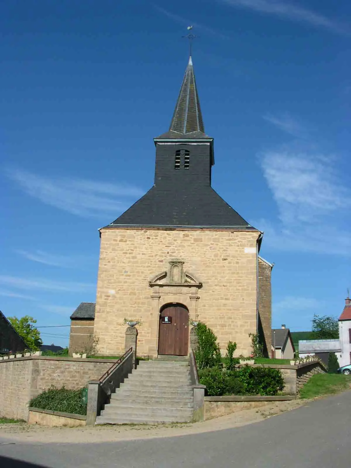 Photo showing: Photographie de l'église Saint-Rémi de Villers-sur-Bar (08) réalisée en 2003 par M. Yvon GALLOT, habitant natif du village.