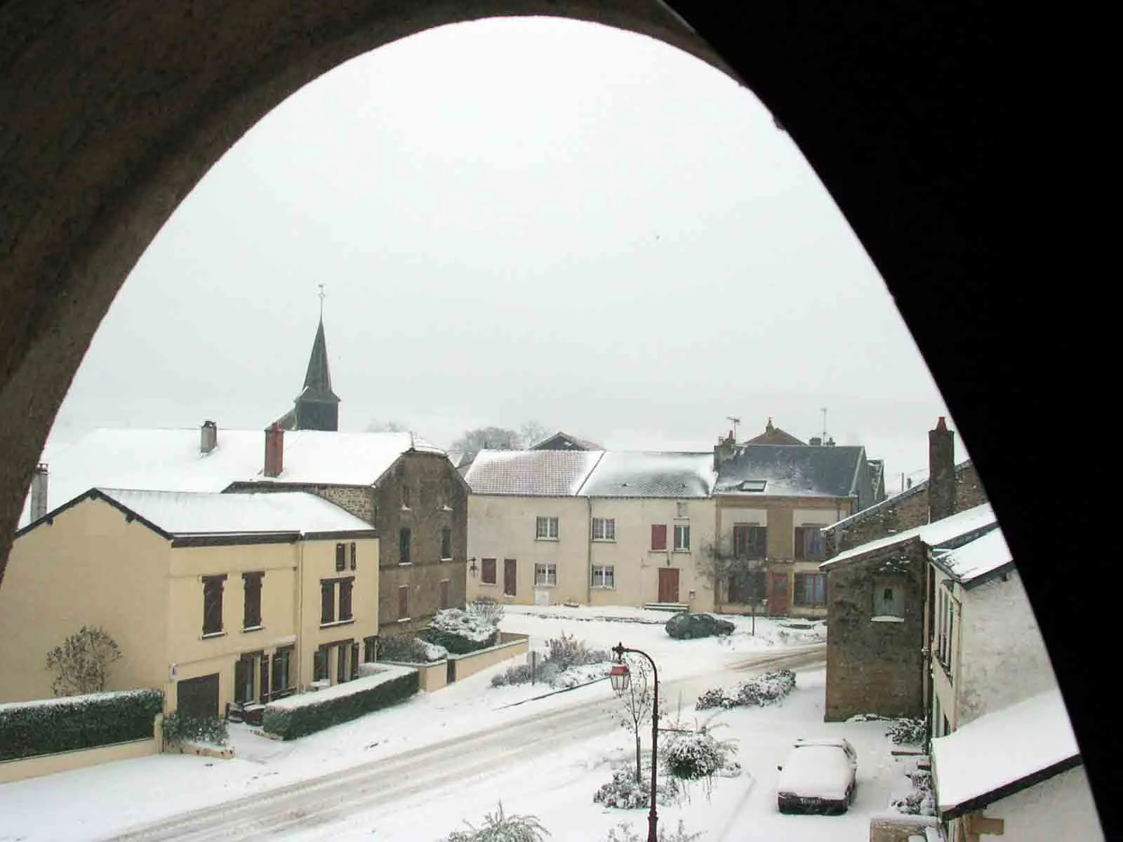 Photo showing: Photographie du coeur de Villers-sur-Bar (08) sous la neige, prise de la mairie,  réalisée en 2005 par M. Yvon GALLOT, habitant natif du village.