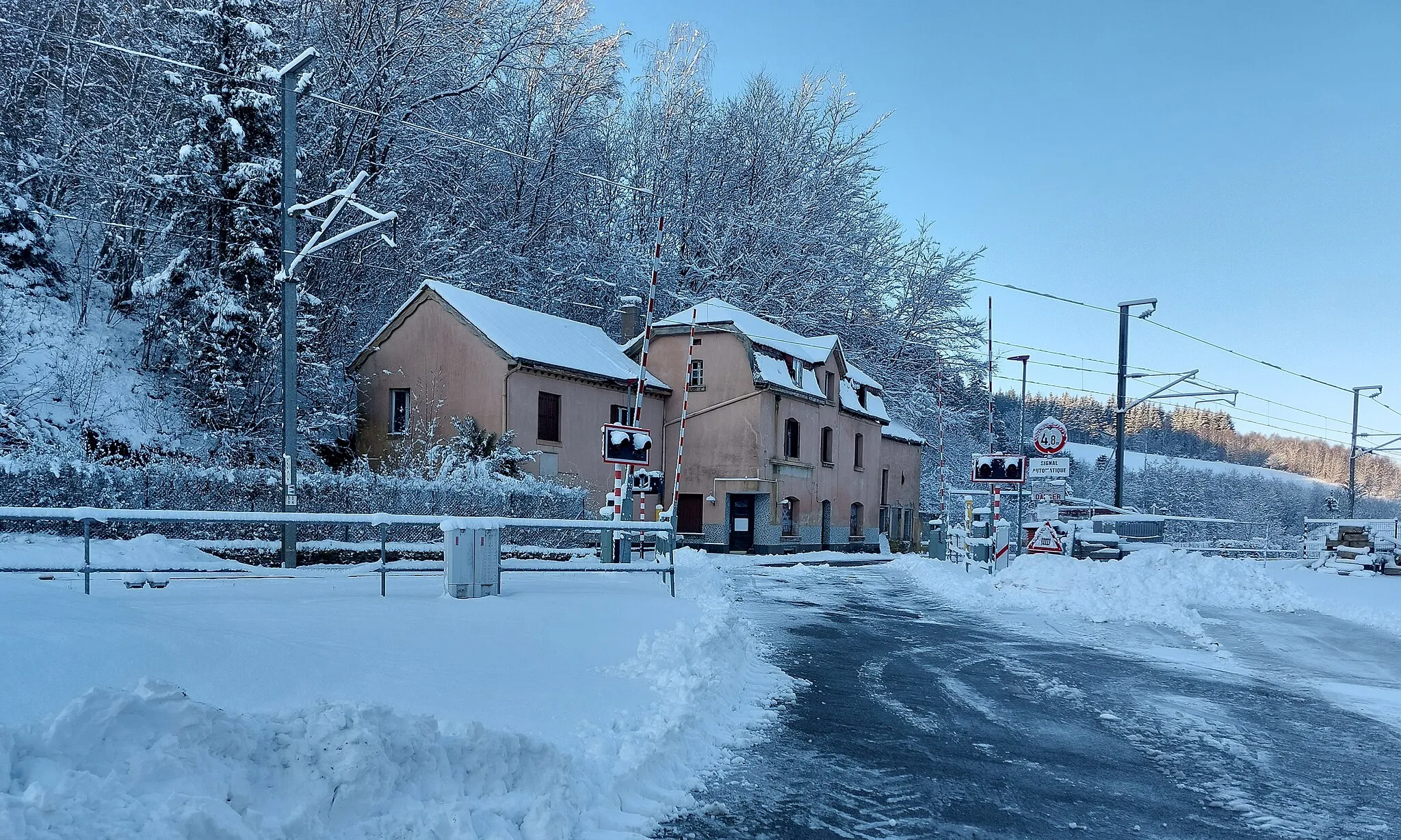 Photo showing: Maulesmillen ruins covered in snow.