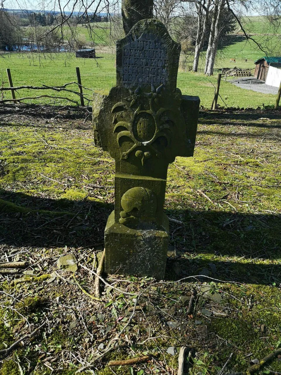 Photo showing: Pierre tombale ancienne (1777) dans le cimetière de Mande-Sainte-Marie. Photo prise en mars 2020.