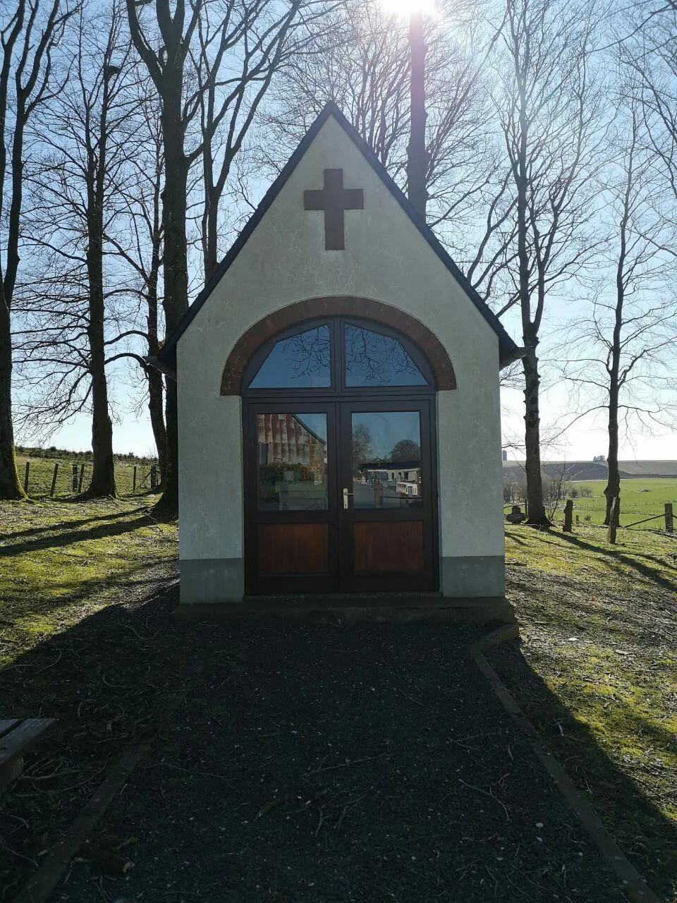 Photo showing: Chapelle de Mande-Sainte-Marie dans son milieu arborée et son cimetière. Photo prise en mars 2020.