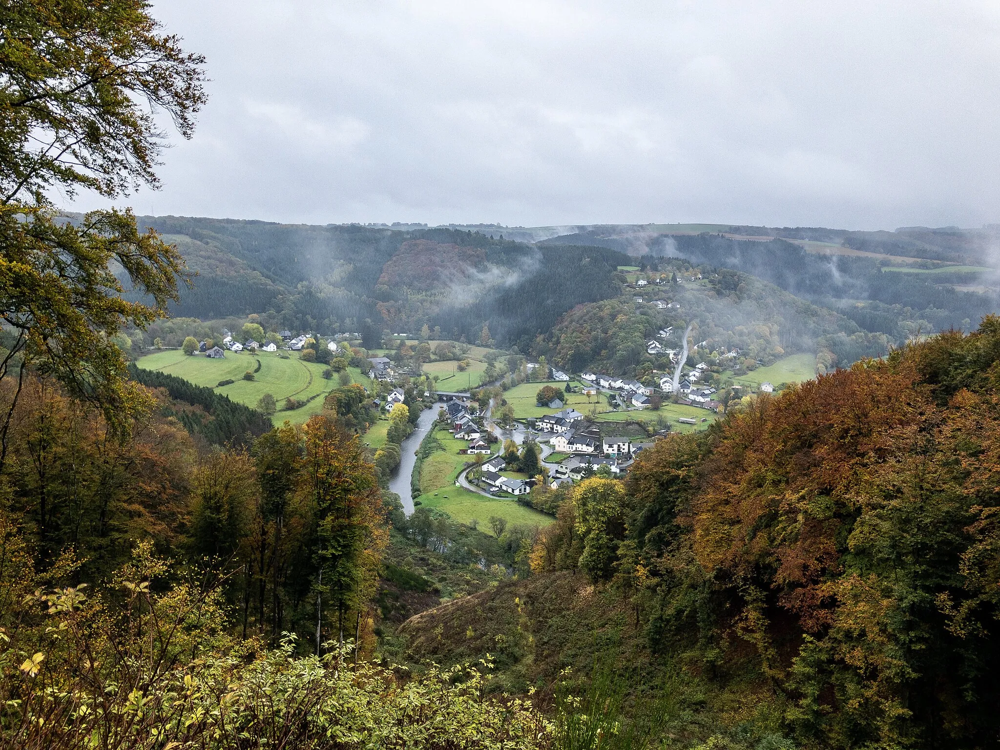 Photo showing: High view over the village of Ouren (Belgium) from nearby mountain