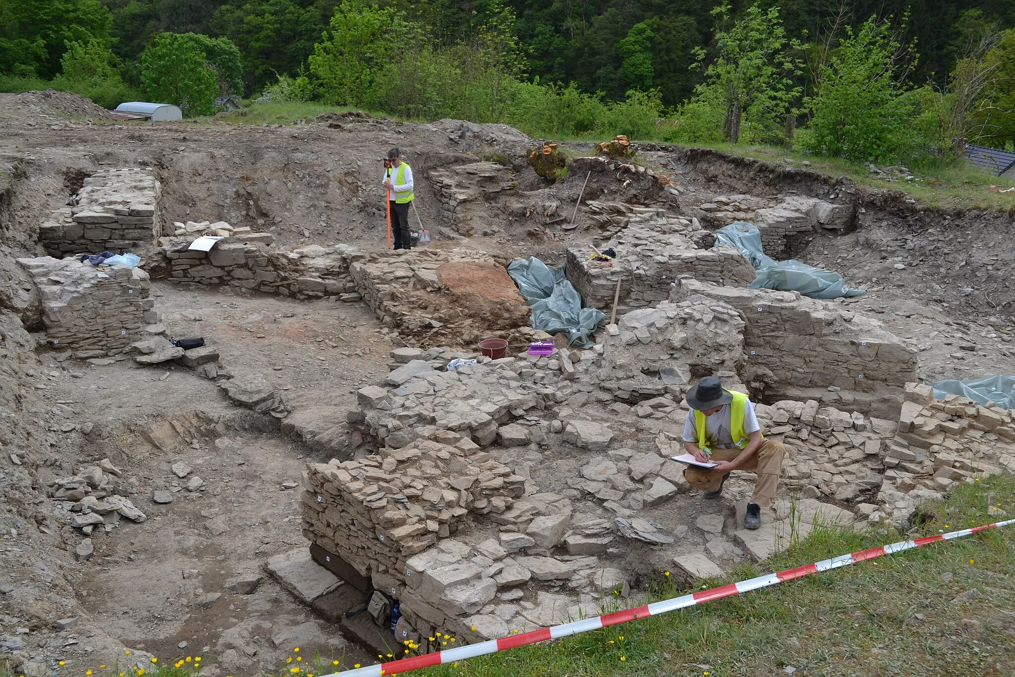 Photo showing: Excavation site at Castle Ouren.