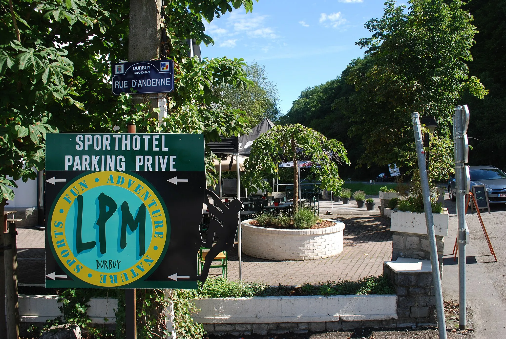 Photo showing: Terrasse du café "La Petite Merveille" à la barrière de Petit-Han, à Durbuy, au carrefour de la RN 983 (rue d'Andenne) et de la RN 833 (Rue du Ry de Savon).