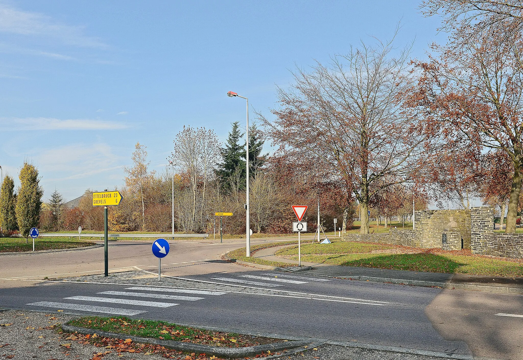 Photo showing: Cross-roads at Koetschette, Luxembourg. At right: Monument commemorating Etienne Schmit (1886-1937), former minister of Luxembourg.