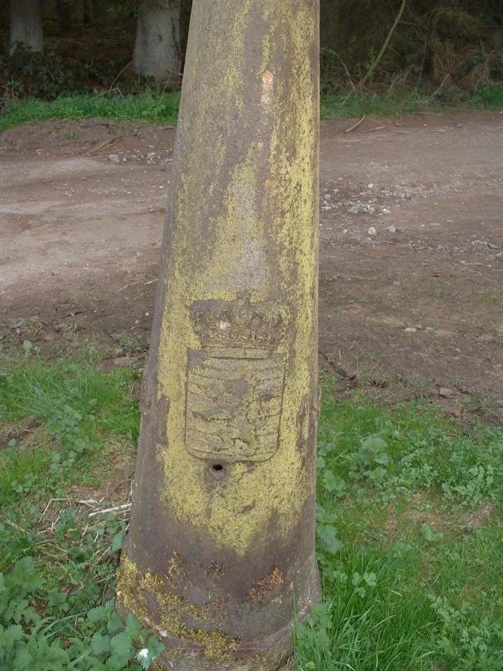 Photo showing: The boundary between the Grand Duchy of Luxembourg ( Oberpallen ) and Belgium ( Tontelange ) - Registrations are : The date when the Boundary stone was placed, its number 121, the coat of arms of the Grand Duchy of Luxembourg and that of Belgium