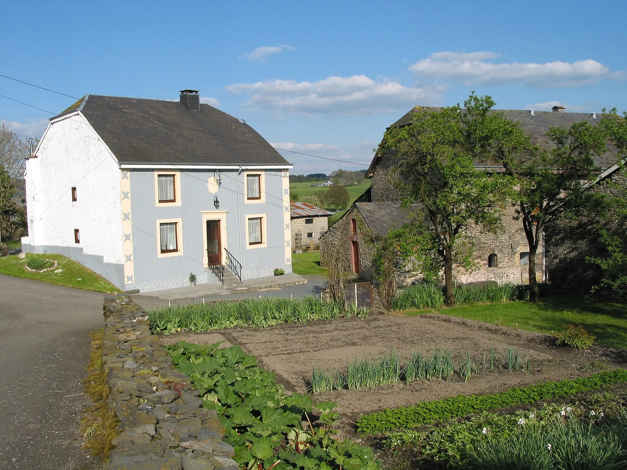 Photo showing: Longchamps (Bertogne) (Belgique), une ferme du village et son jardin.