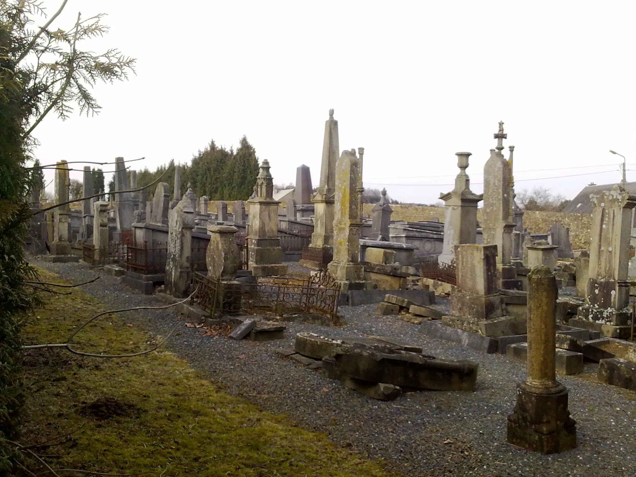 Photo showing: View of the Jewish section in the Arlon cemetery (Luxembourg province, Belgium) as seen from the back side, coming from the general section (looking N-E).
