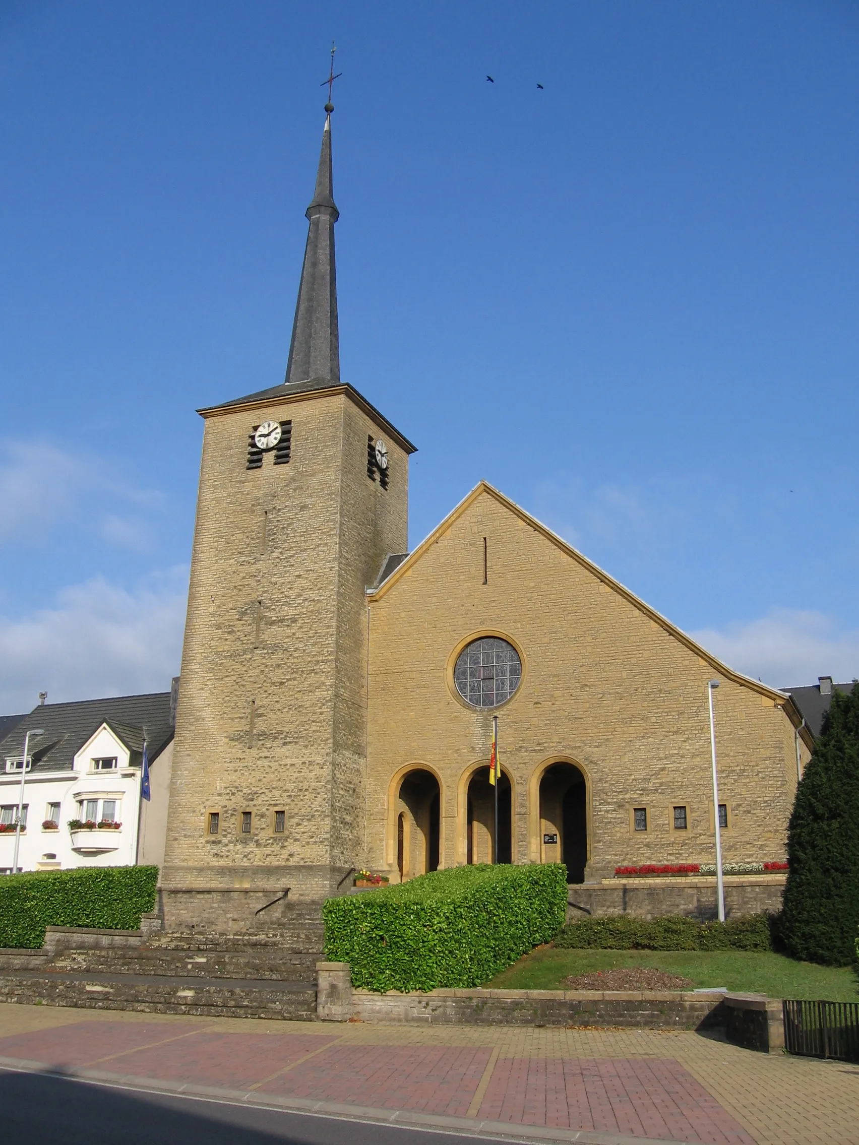 Photo showing: Nouvelle église de Saint-Léger, construite après la dernière guerre mondiale