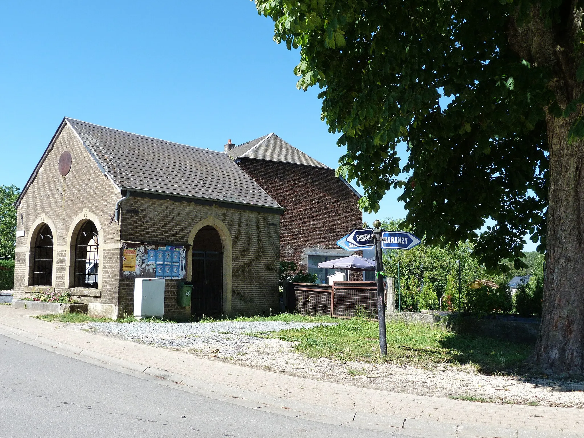 Photo showing: Le lavoir et les vieux panneaux routiers de Mussy en août 2013.