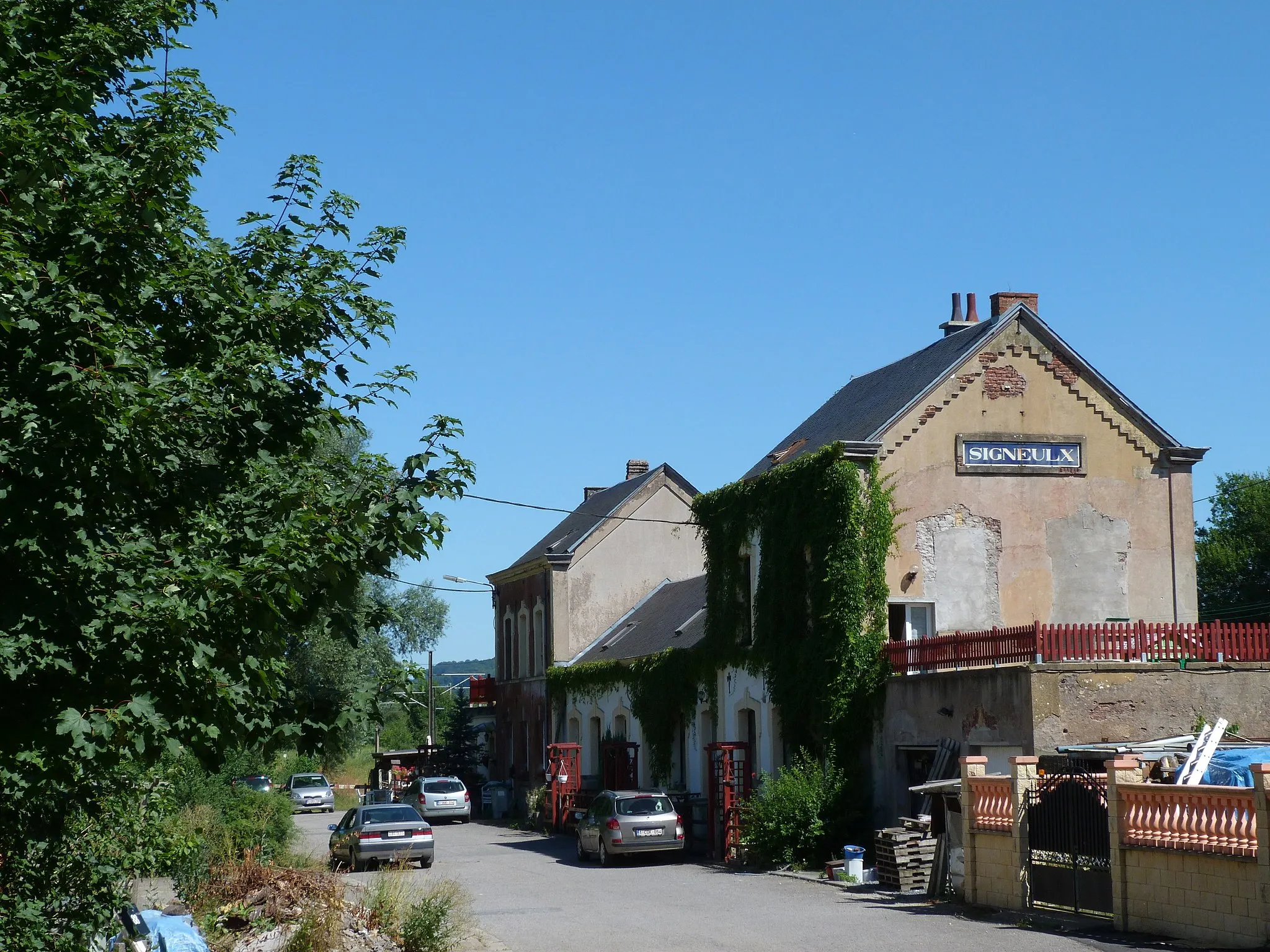 Photo showing: L'ancienne gare de Signeulx, aujourd'hui résidence privée, ici en août 2013.