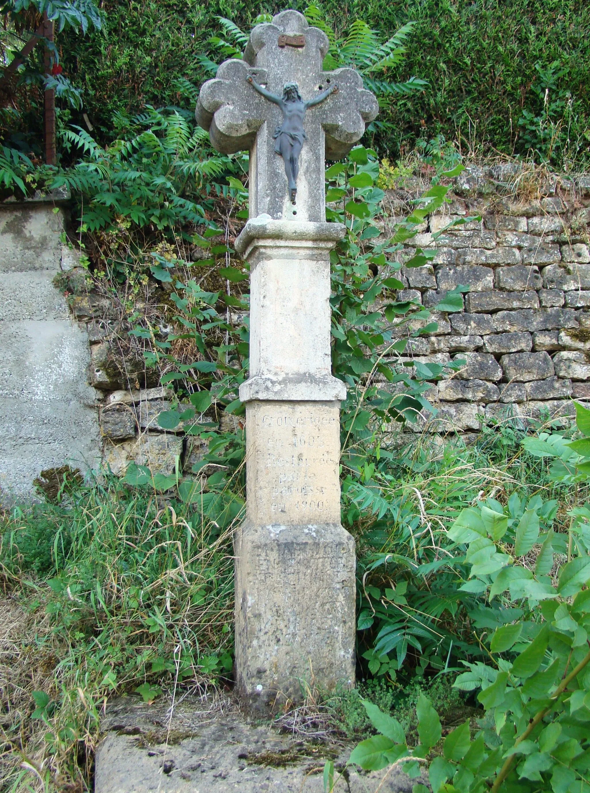 Photo showing: Croix située rue de Habergy à Udange. Sur la stèle on peut lire : « Croix érigée en 1605. Restaurée par la paroisse en 1900. » Déclassée le 10 mai 2017.