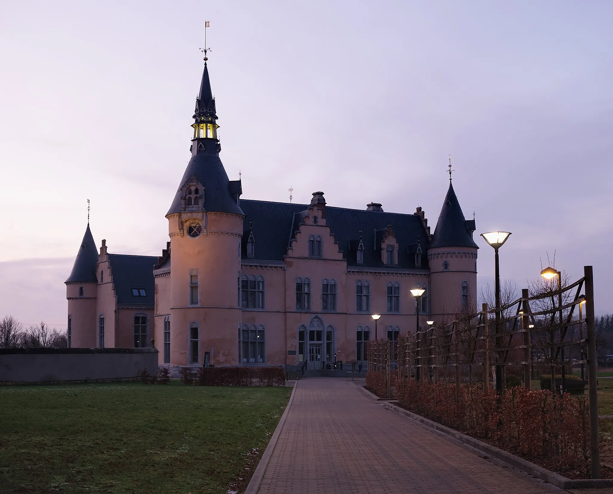 Photo showing: Town hall of Chiny during civil twilight