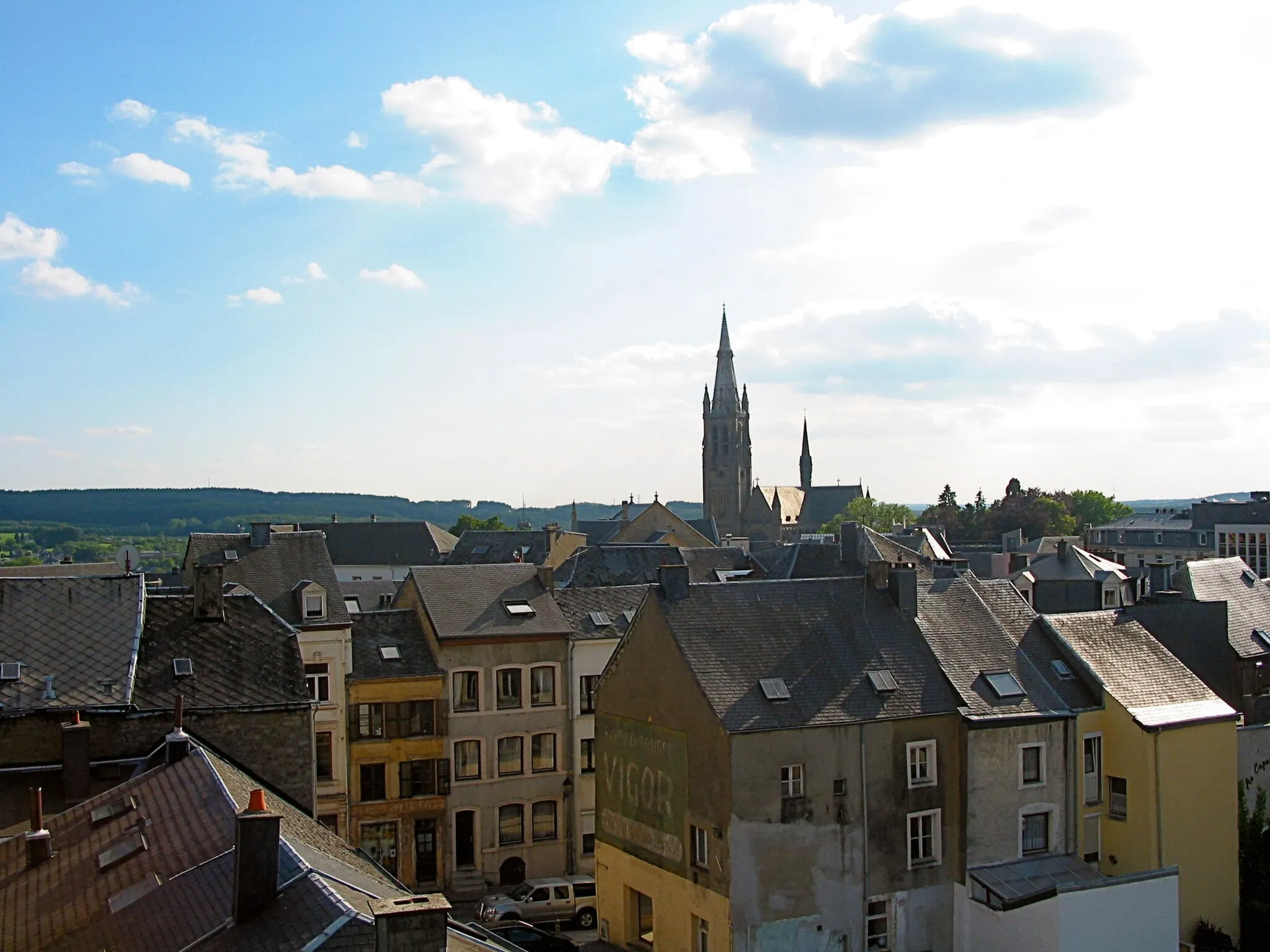 Photo showing: Arlon (Belgium): roofs of the city and bell tower of the St. Martin's church (1907–1914).