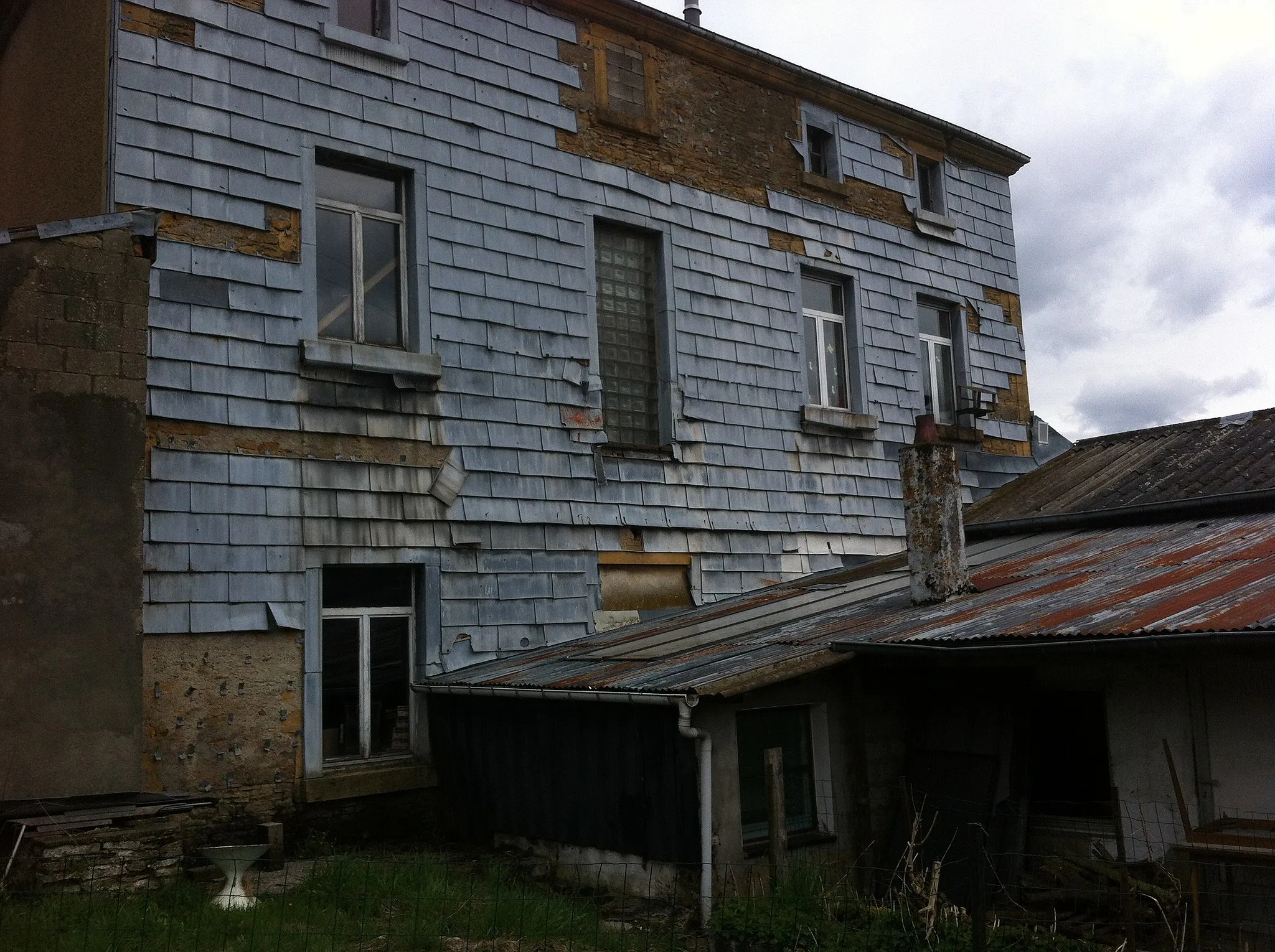 Photo showing: Vue de la façade arrière de l'école fondamentale libre confessionnelle de Villers-la-Loue.