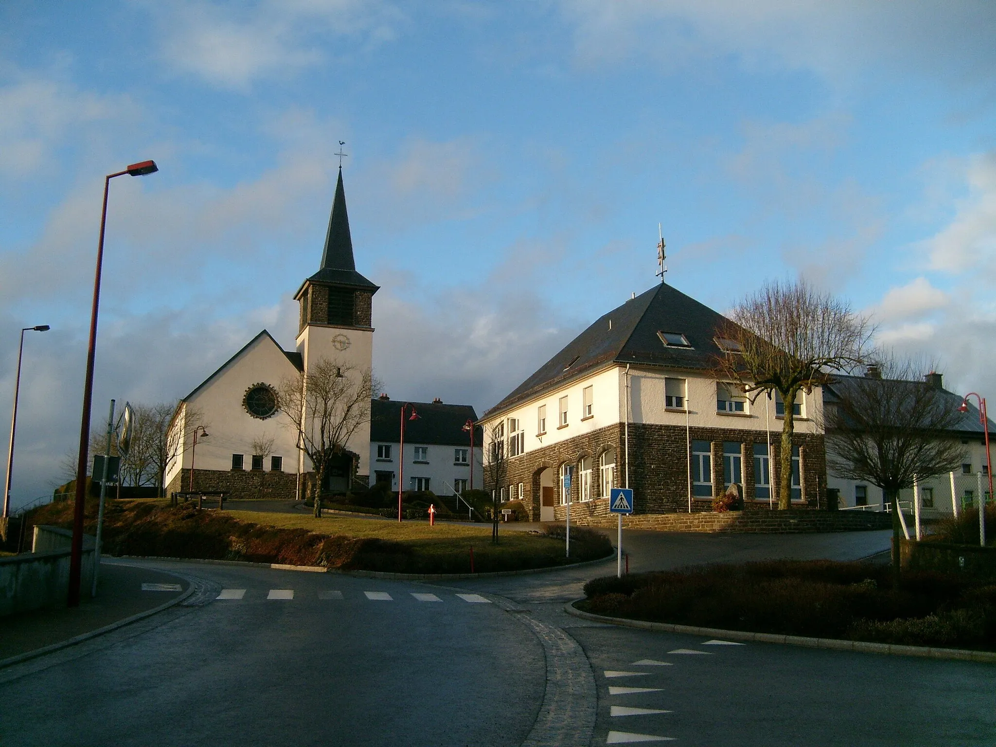 Photo showing: Church and town hall of Consthum, Luxembourg.