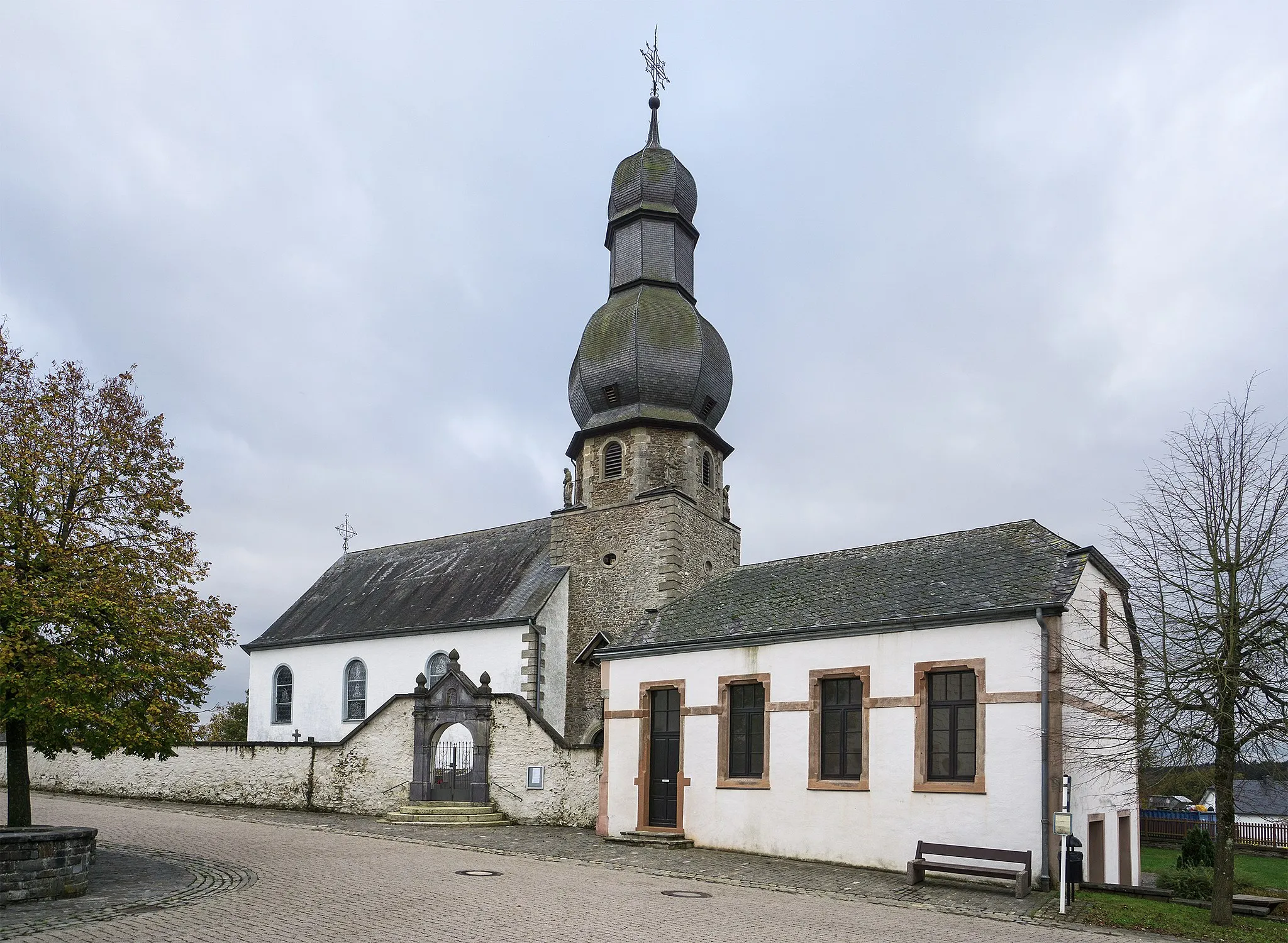 Photo showing: Church and mortuary of Weicherdange