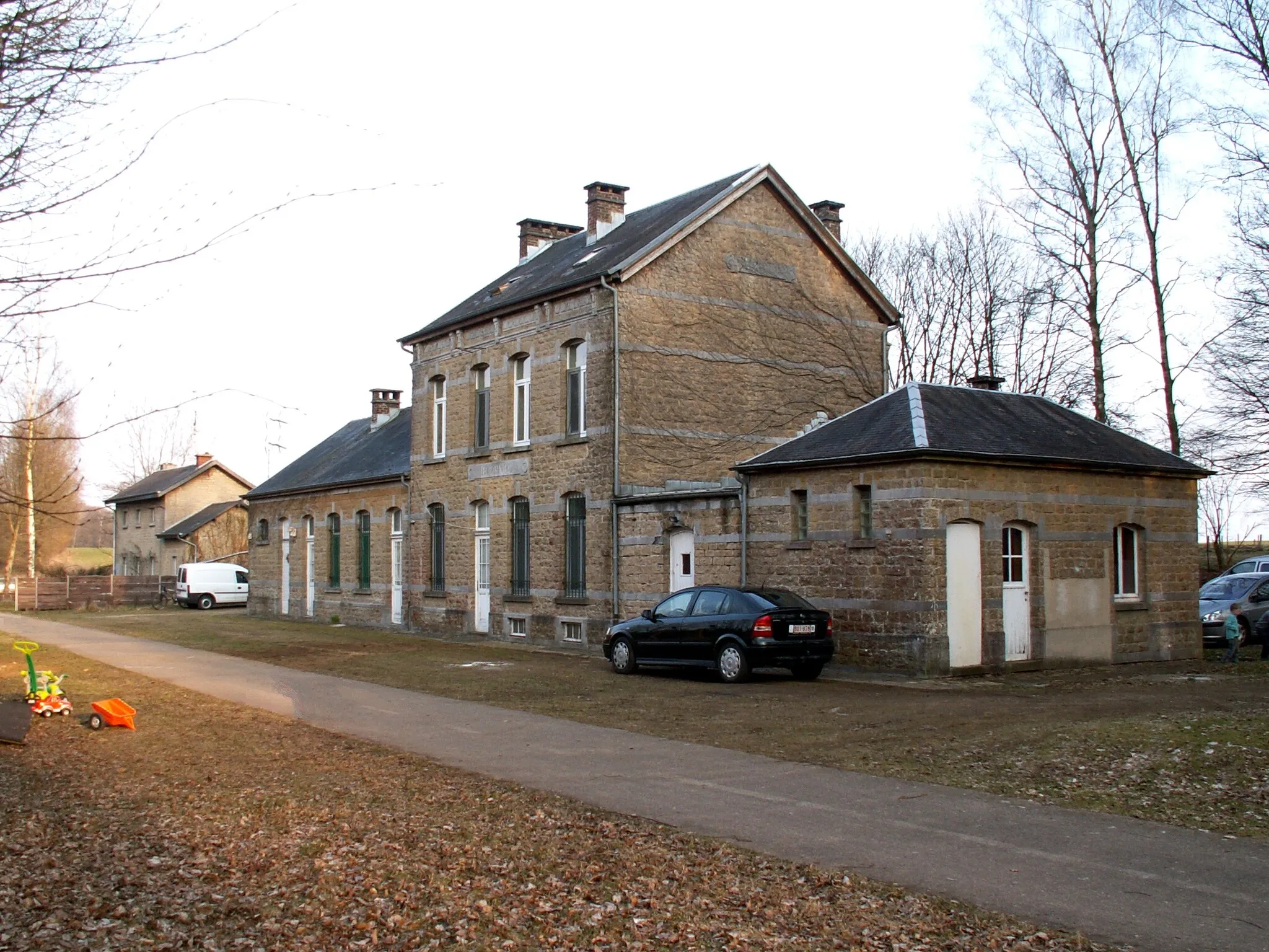 Photo showing: Station of Buzenol, on belgian (SNCB) former railway line 155. While quite far from the village, the station is kept in its original state, including the nearby crossing keepers's house. Tracsk have been removed, and turned into a footpath