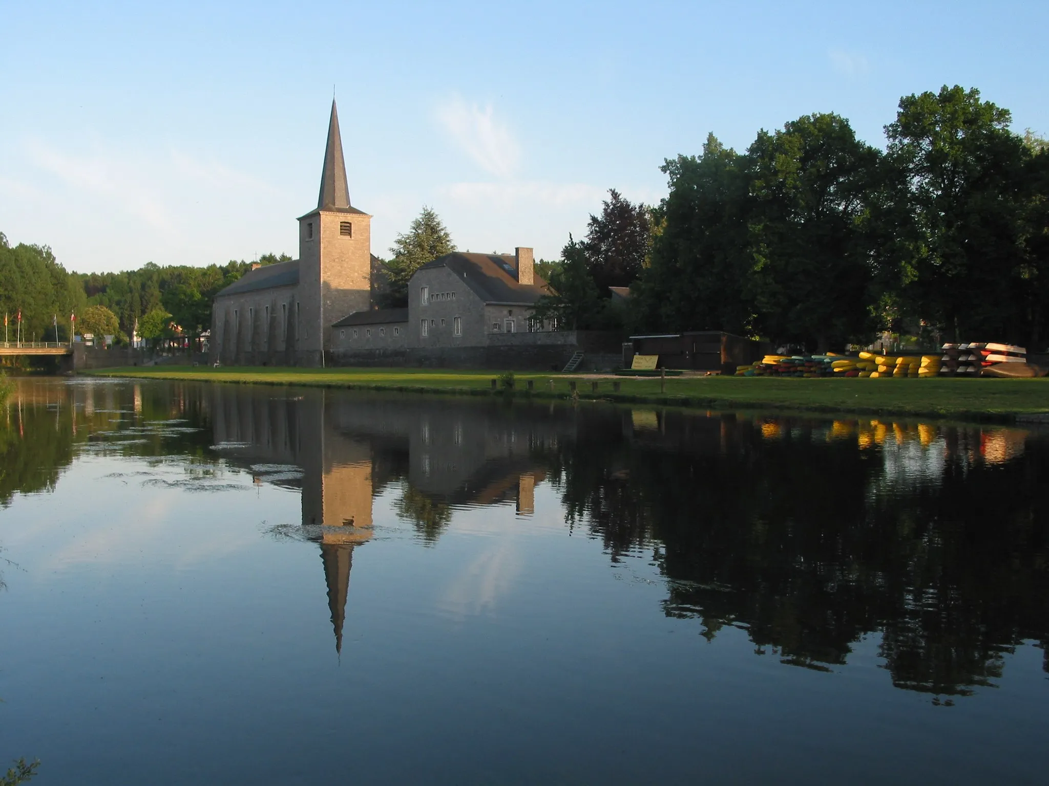 Photo showing: Hotton (Belgium), view on the Ourthe river and the church of the borough.