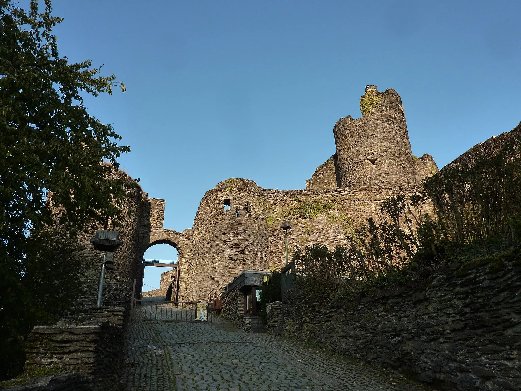 Photo showing: Castle at Roche en Ardenne, Belgium