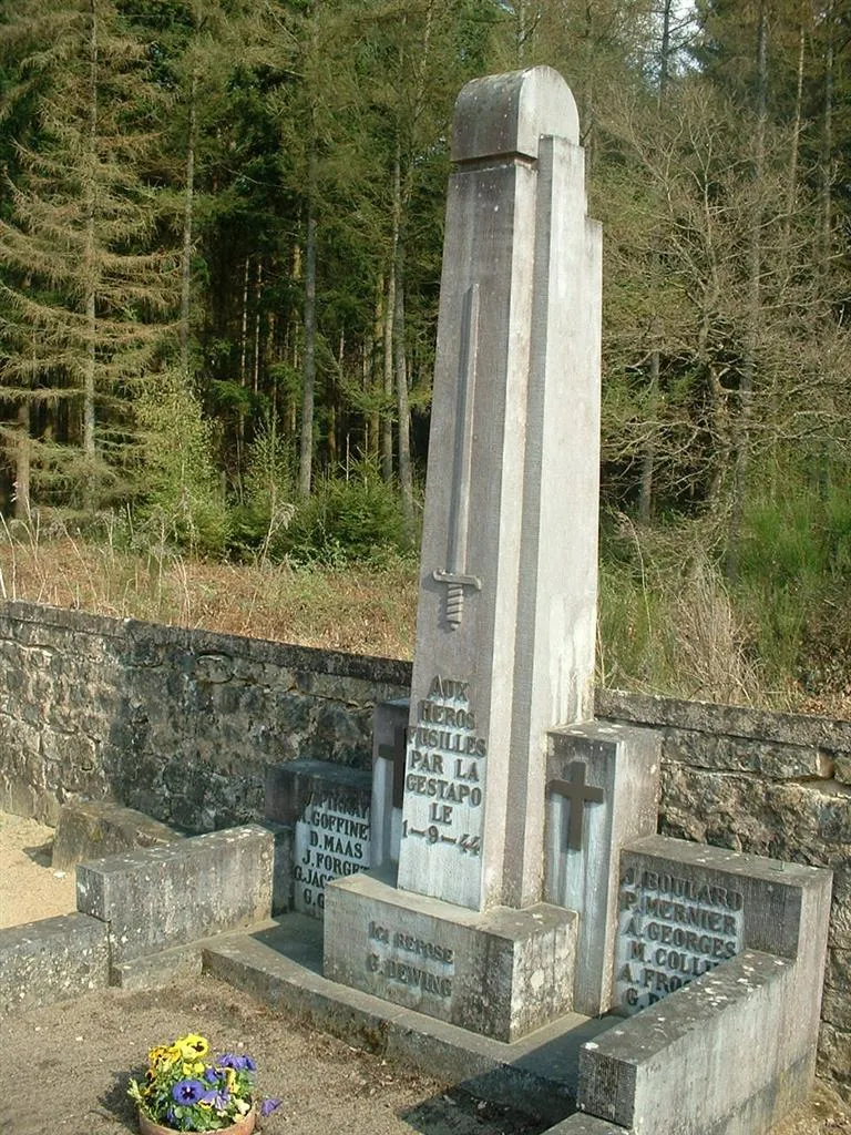 Photo showing: Monument to the heroes who were shot by the Gestapo on 1 September 1944 - Tontelange ( Province of Luxembourg - Belgium )