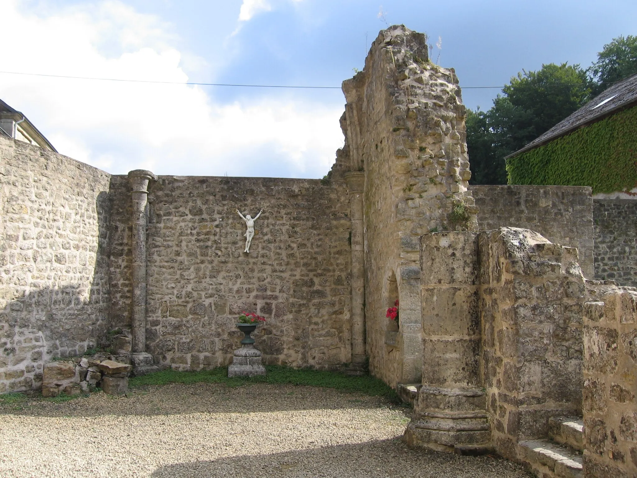 Photo showing: Absidiole de l'ancienne abbatiale (en ruines) de l'abbaye de Clairefontaine, près d'Arlon (Belgique).