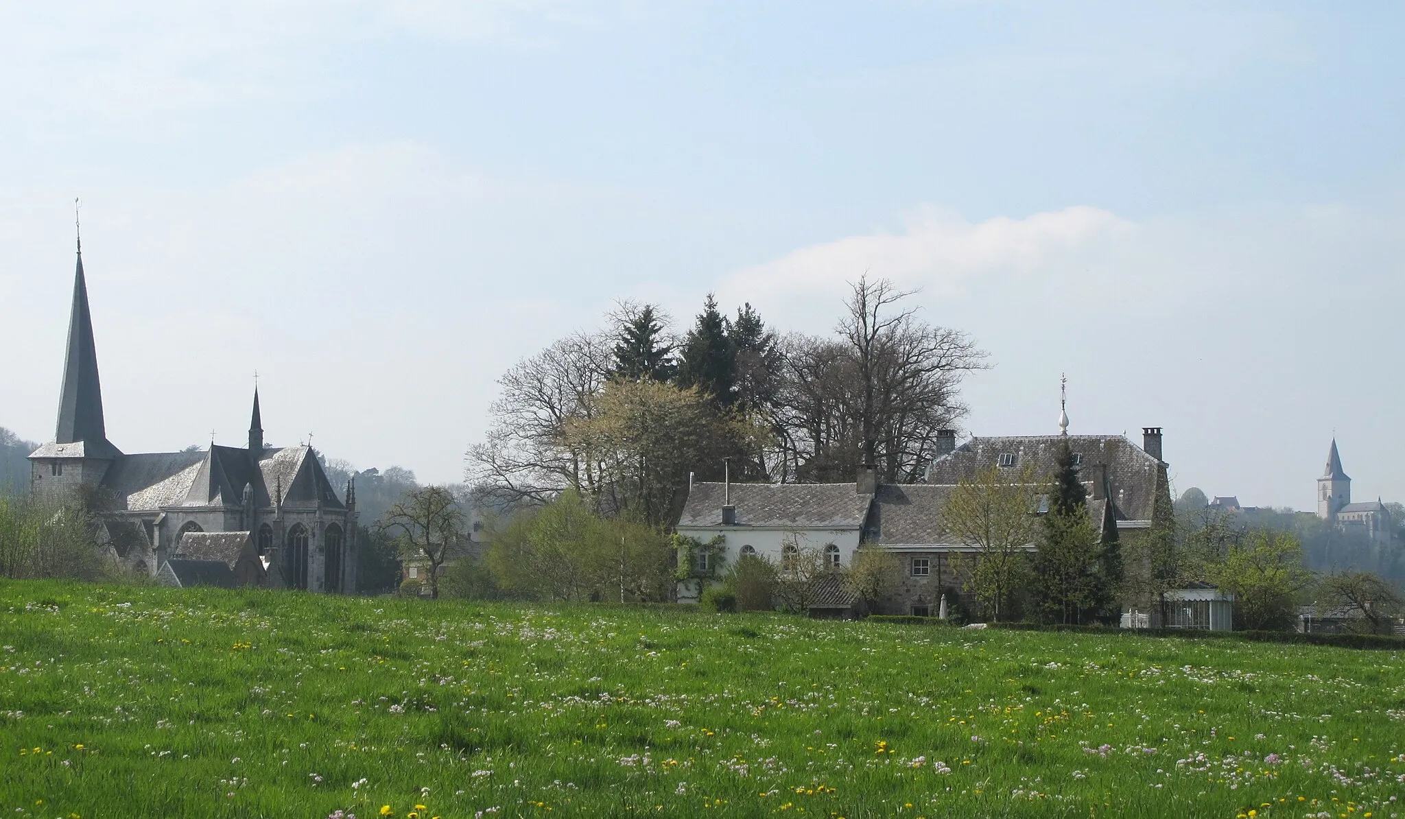 Photo showing: Goé, Rückansicht Schloß, links Kirche von Goé, rechts St. Georges von Limbourg (Haut)