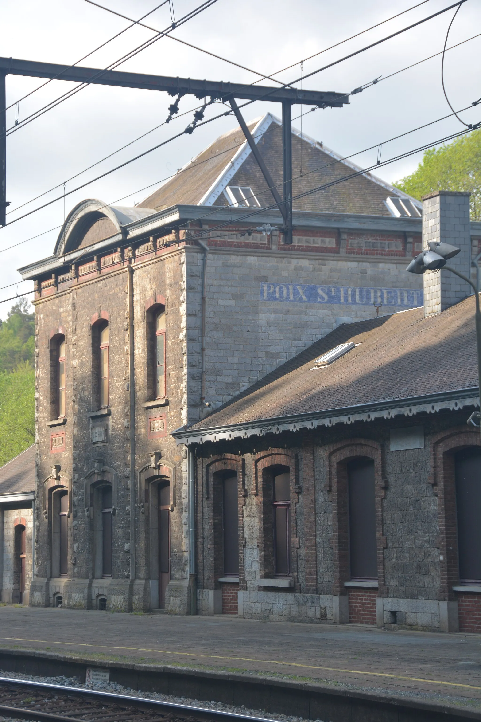 Photo showing: Bâtiment voyageurs de la gare de Poix-St-Hubert sur la ligne SNCB 162 Namur-Arlon. Façade côté voies.