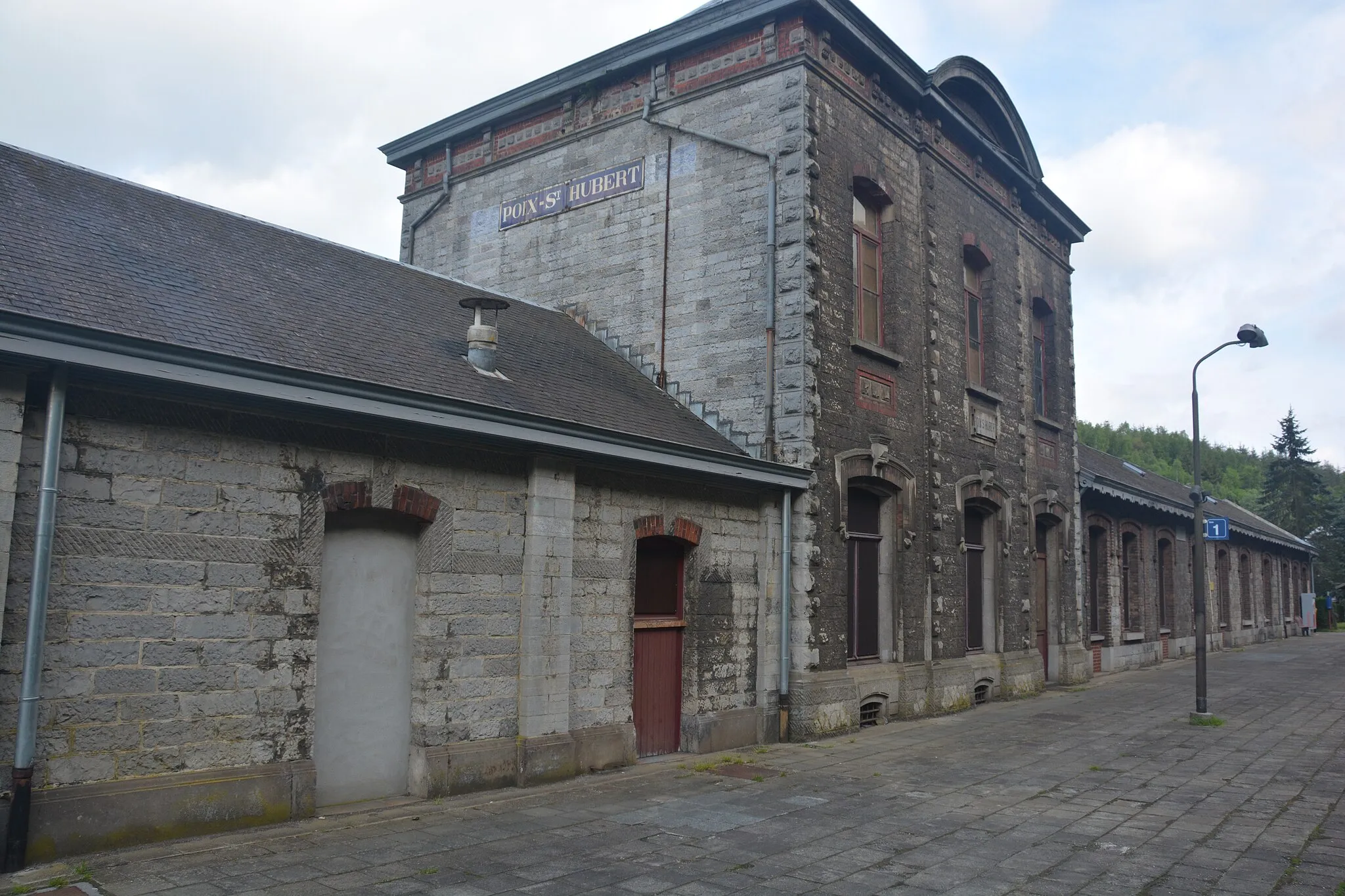 Photo showing: Bâtiment voyageurs de la gare de Poix-St-Hubert sur la ligne SNCB 162 Namur-Arlon. Façade côté voies.