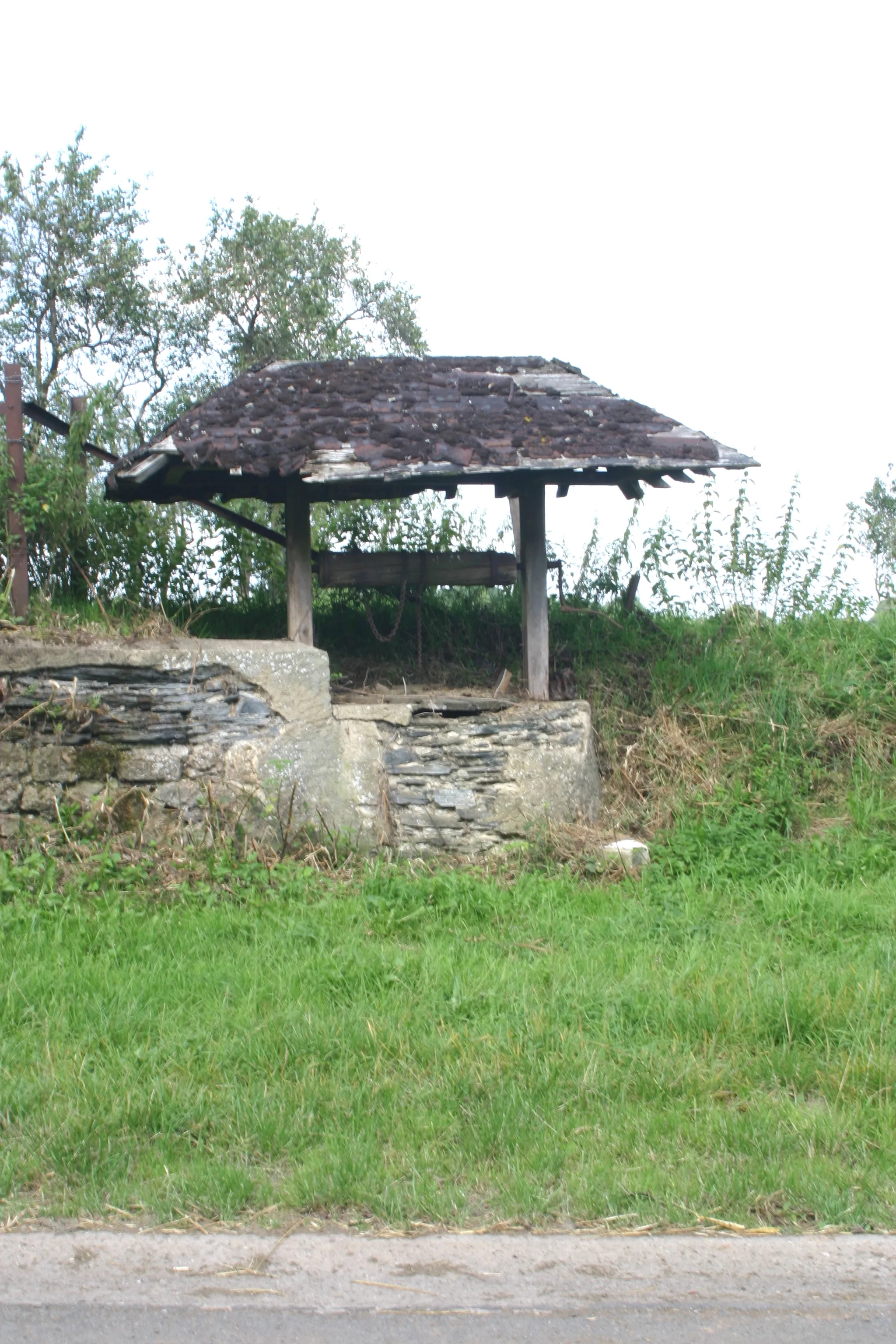 Photo showing: Schockville, Belgium: an old well.