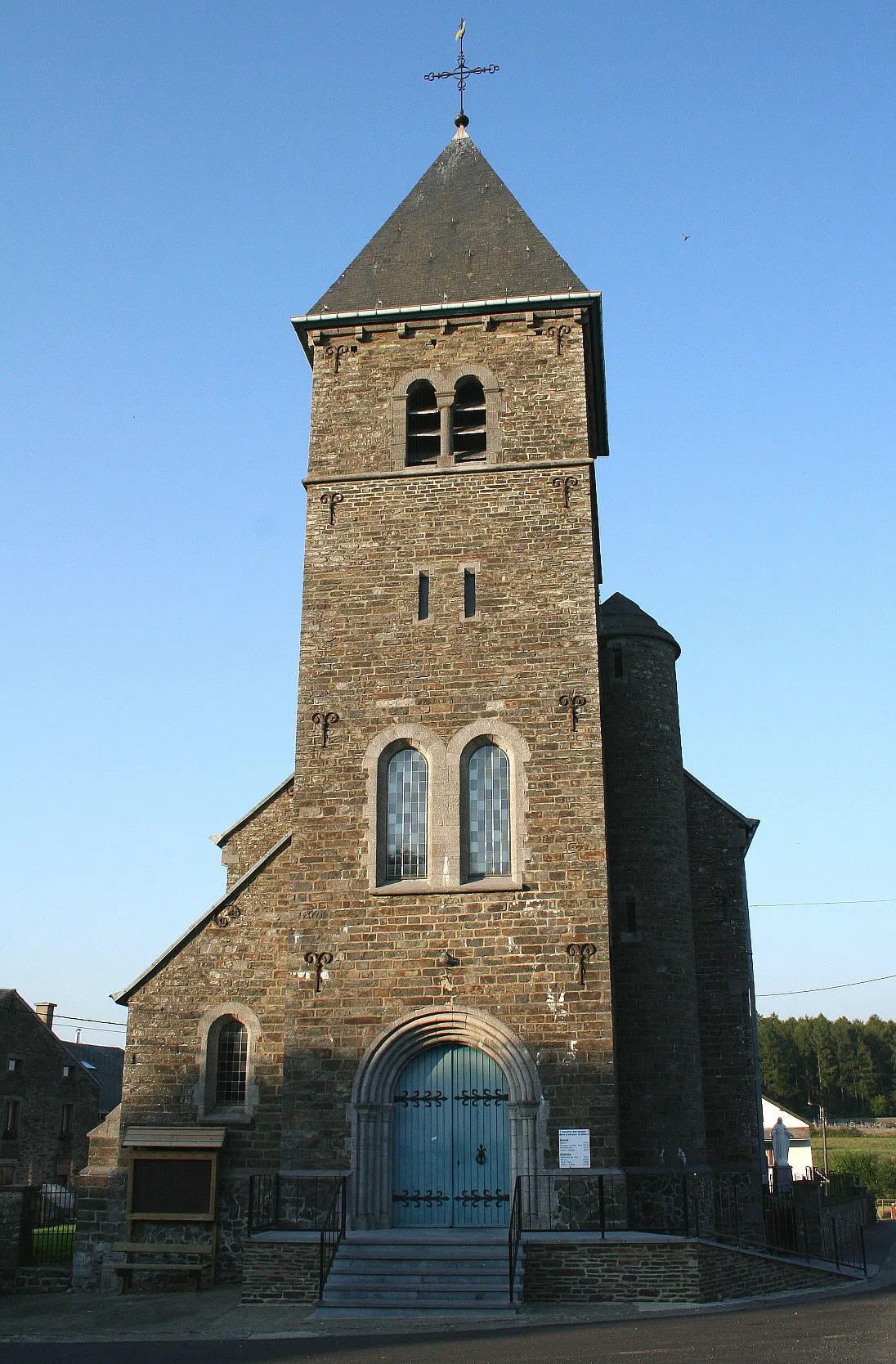 Photo showing: Naomé (Belgium), the St. Sebastien church (1904-1906).
