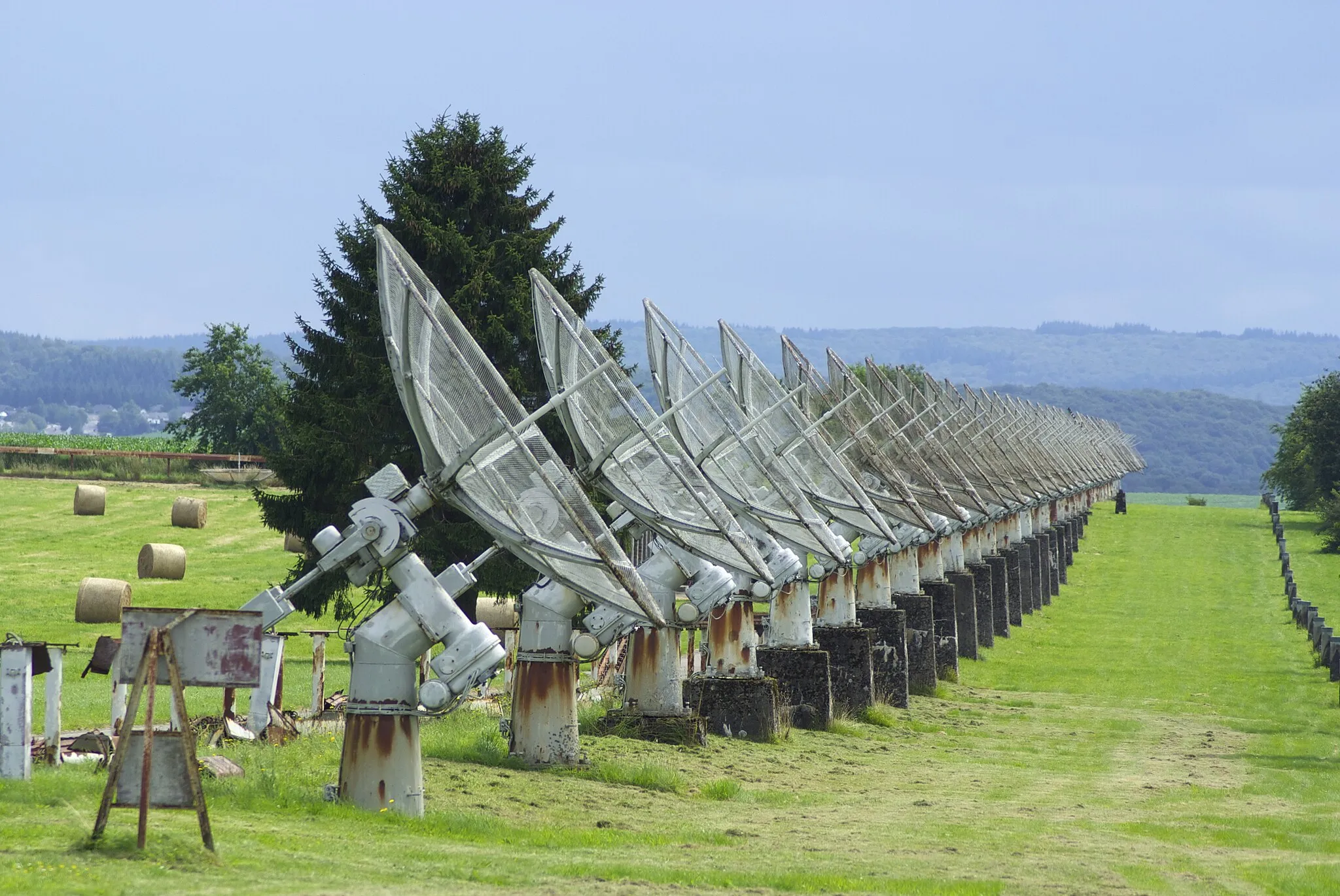 Photo showing: Radio Telescopes in a field near Humain (Belgium)