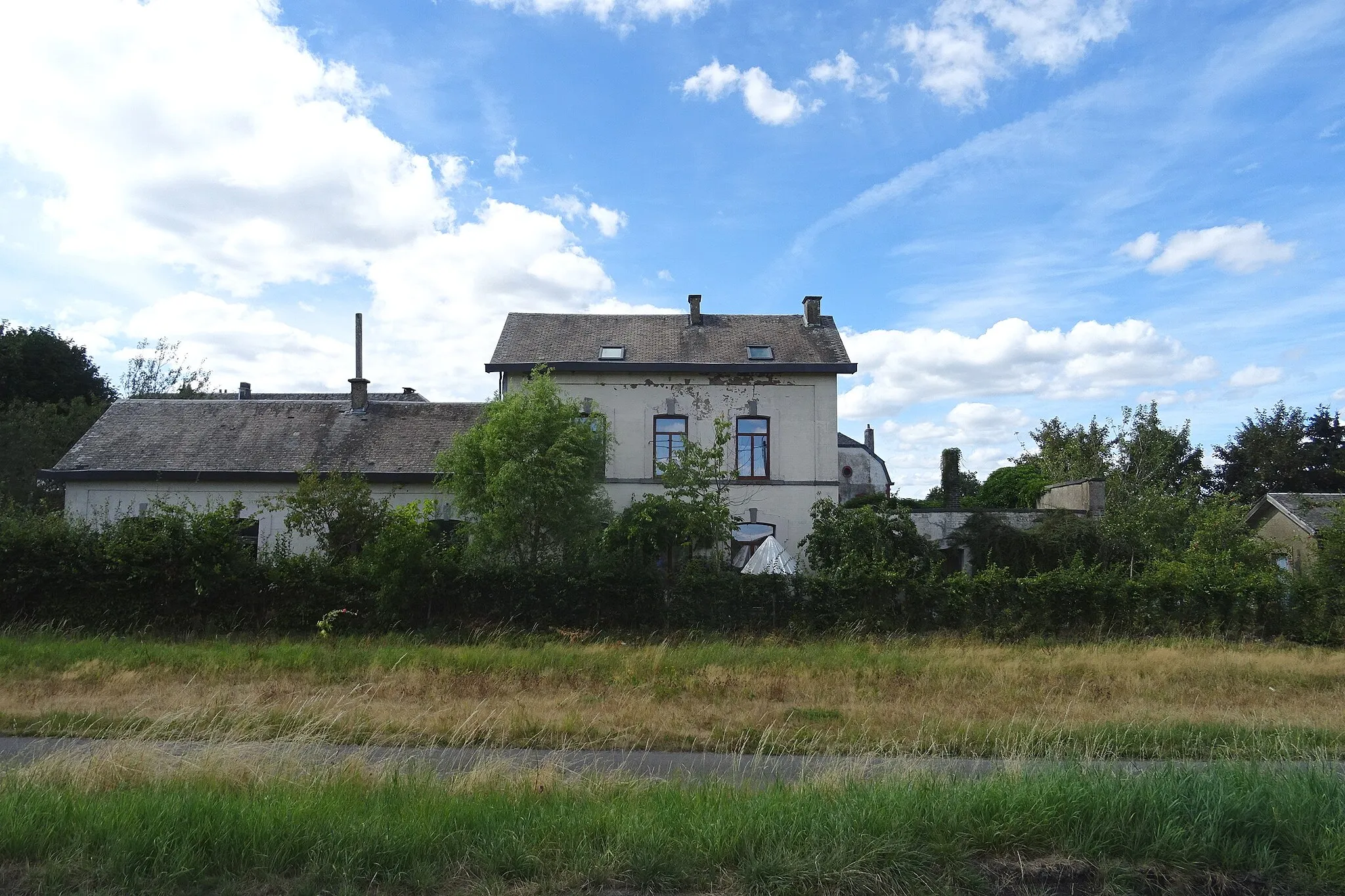 Photo showing: Voormalig station Bourcy aan de opgeheven nl:spoorlijn 163.
Het station ligt bij km 38.9. Het spoor is opgebroken en omgezet naar een nl:RAVeL.

Links gaat naar Bastogne, rechts naar Gouvy.