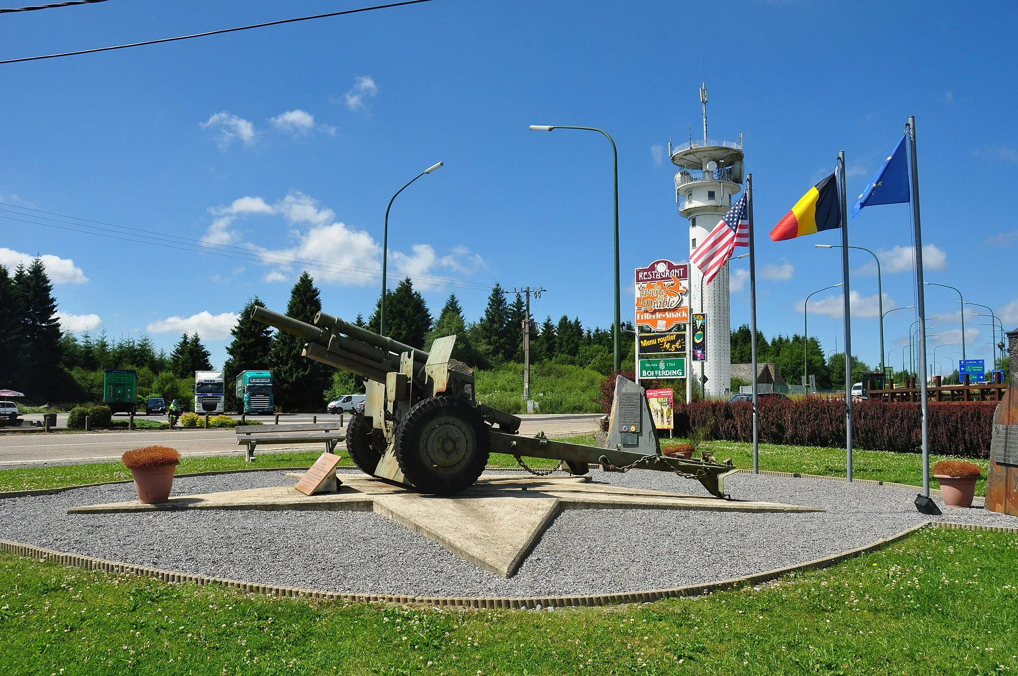 Photo showing: Stèles et canon en commémoration de la Seconde Guerre mondiale à la Baraque de Fraiture (Vielsalm, Belgique)
