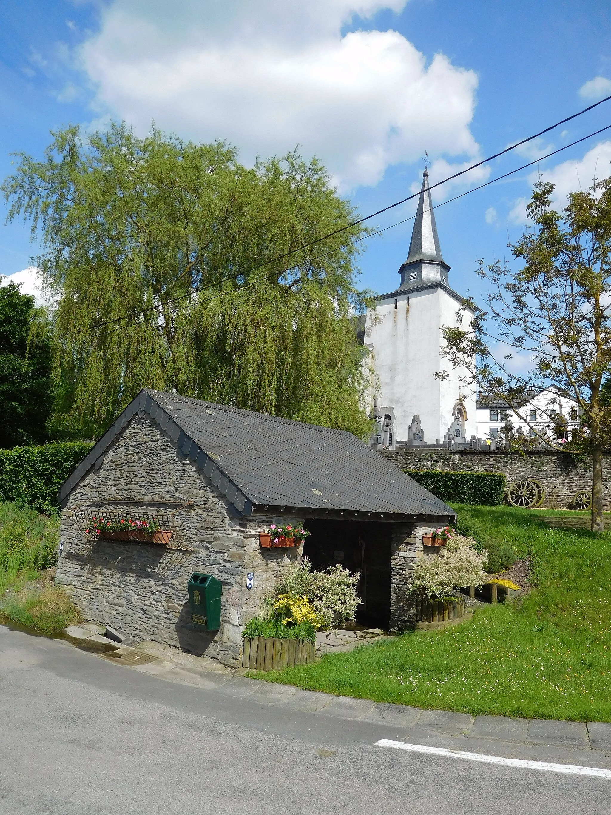 Photo showing: L'église Saint-Lambert de Rachamps avec, en avant-plan, l'ancien lavoir public. Les deux sont classés.