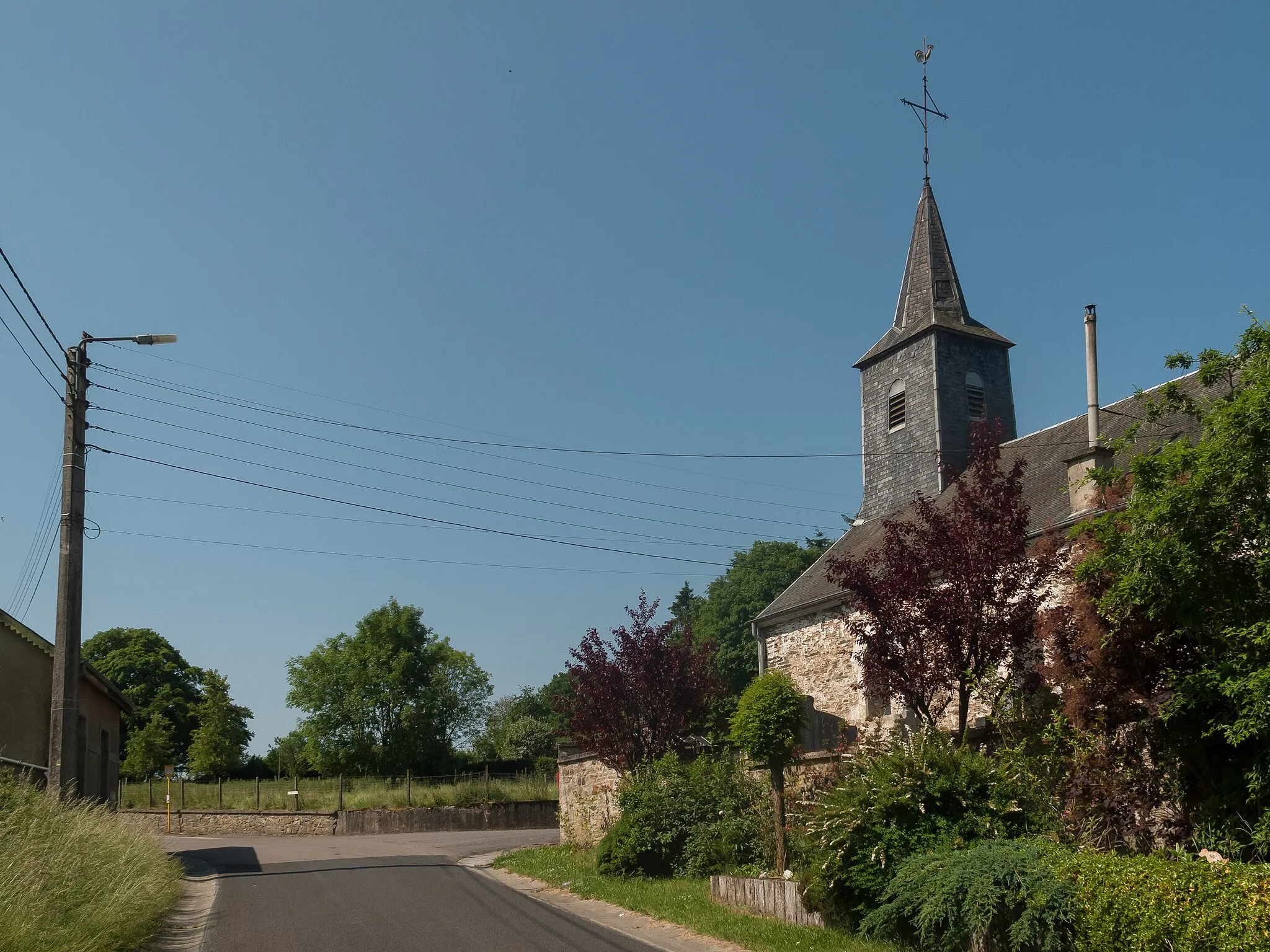 Photo showing: Plainevaux, church (de Saint Barbe) in the street