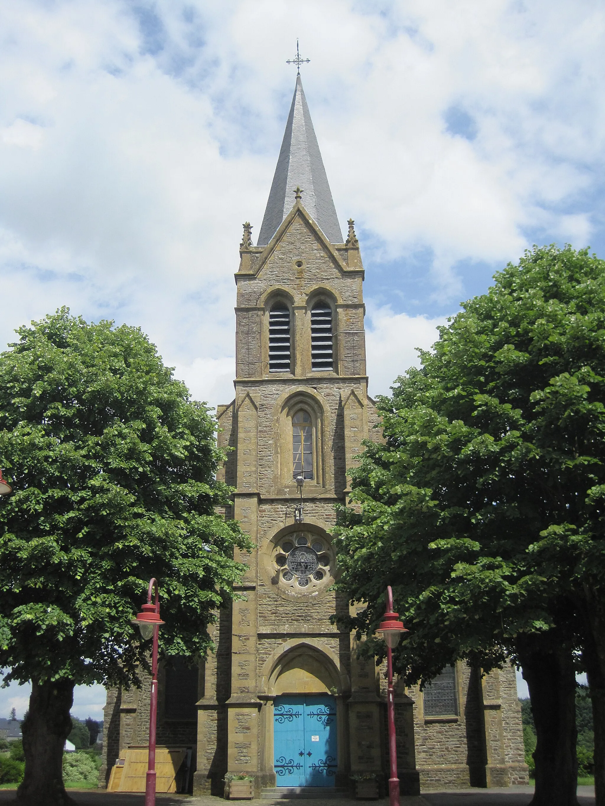 Photo showing: Hatrival (Belgium), the Saint Ursmar's church.