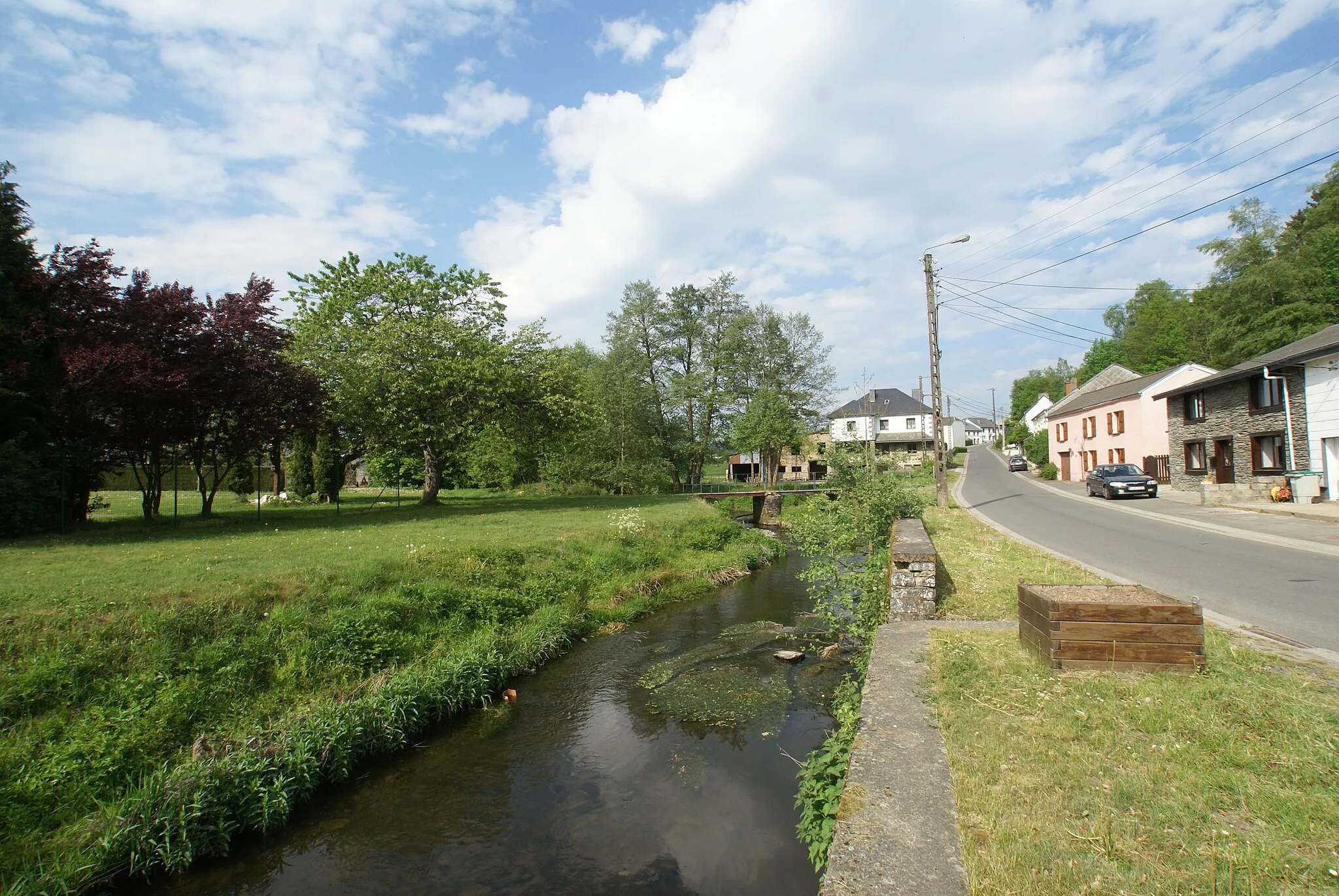 Photo showing: Neufchâteau (Grandvoir), Belgium: Footbridge over the river Rau de Grandvoir