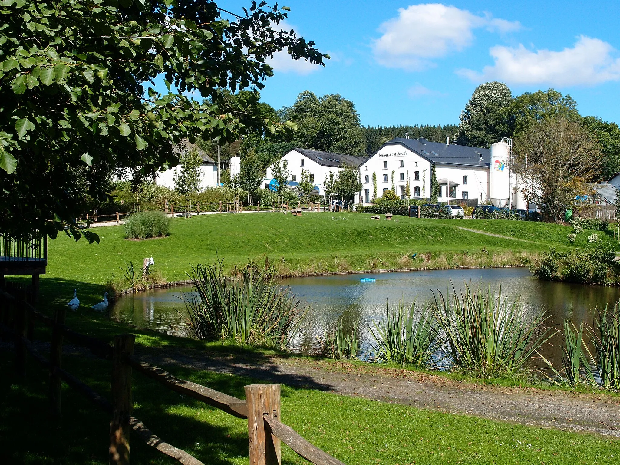 Photo showing: Gesamtansicht der belgischen Brauerei "Brasserie d'Achouffe" in Houffalize
Datum: 03.09.2014
Urheber: M. Pfeiffer alias Gordito1869

Quelle: privates Fotoarchiv des Urhebers