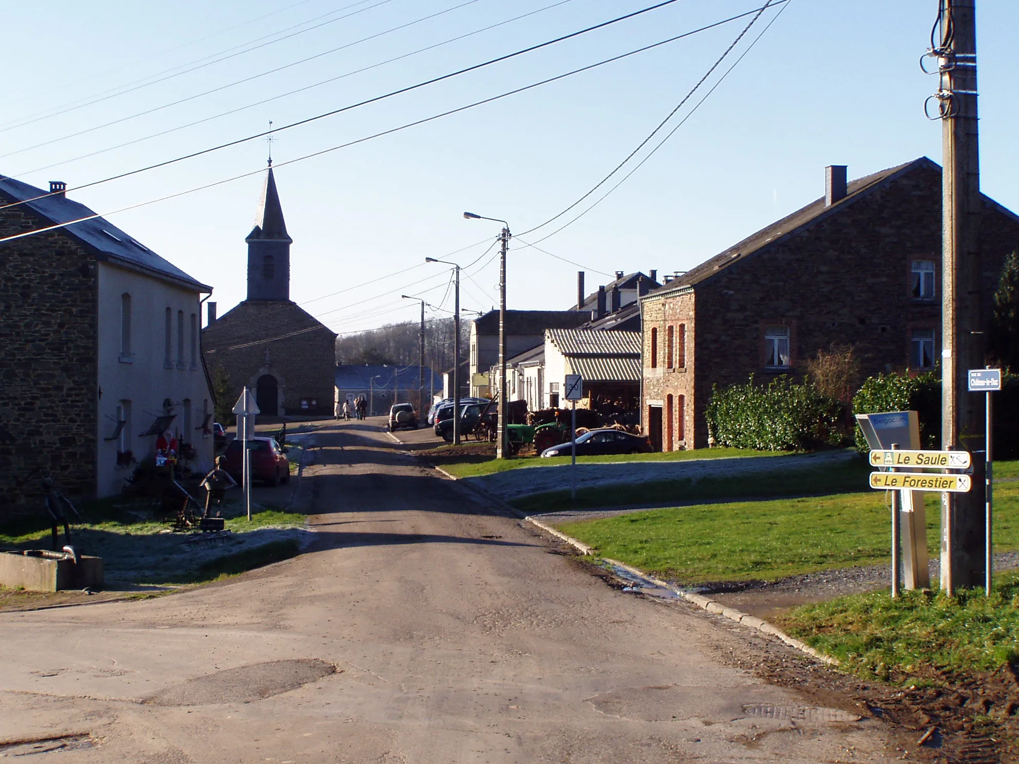 Photo showing: Ucimont, street of "Chateau Le Duc" (Belgium)